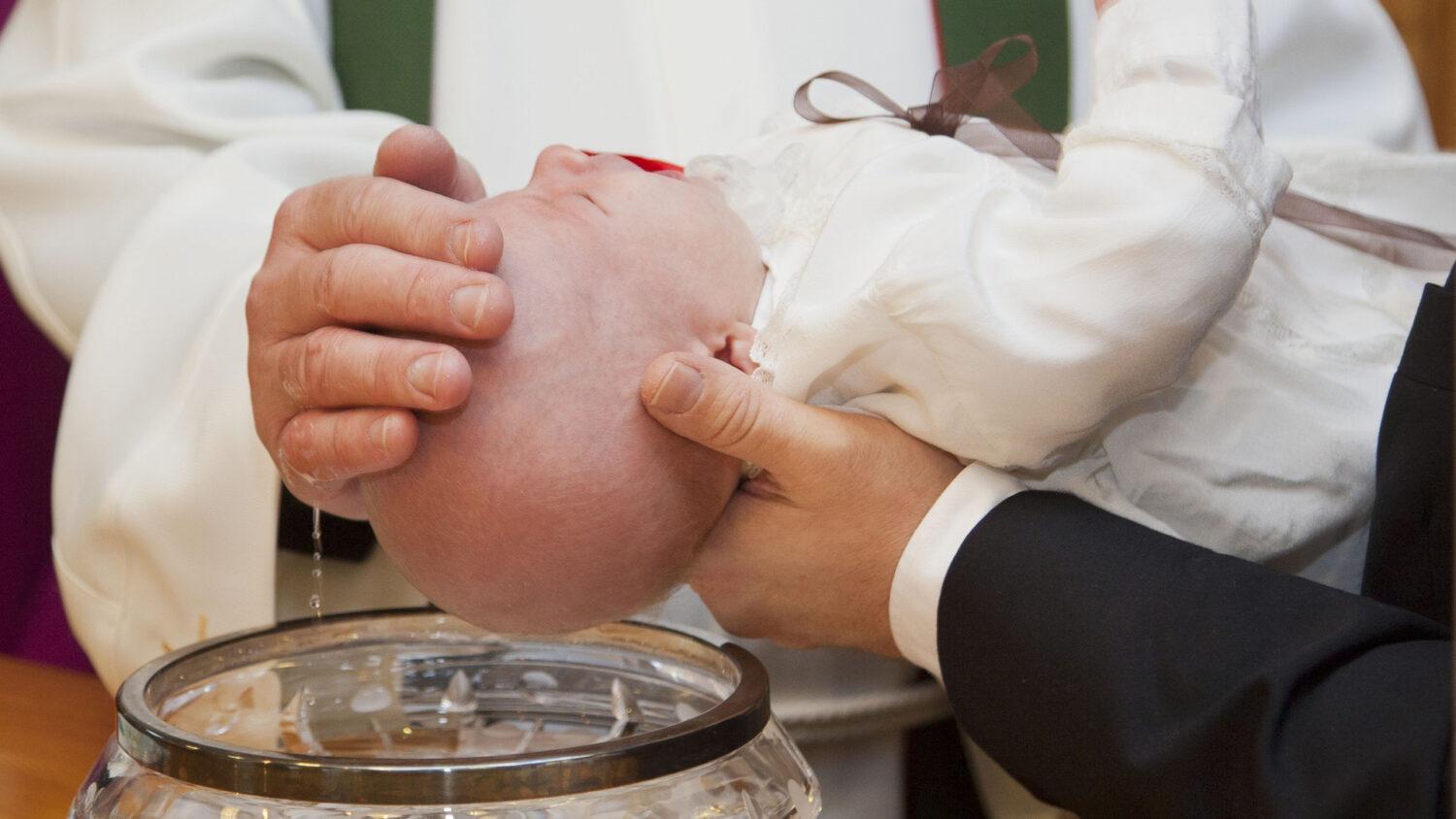 Chceme krst pre dieťa, ale nie sme zosobášení. Čo máme robiť?