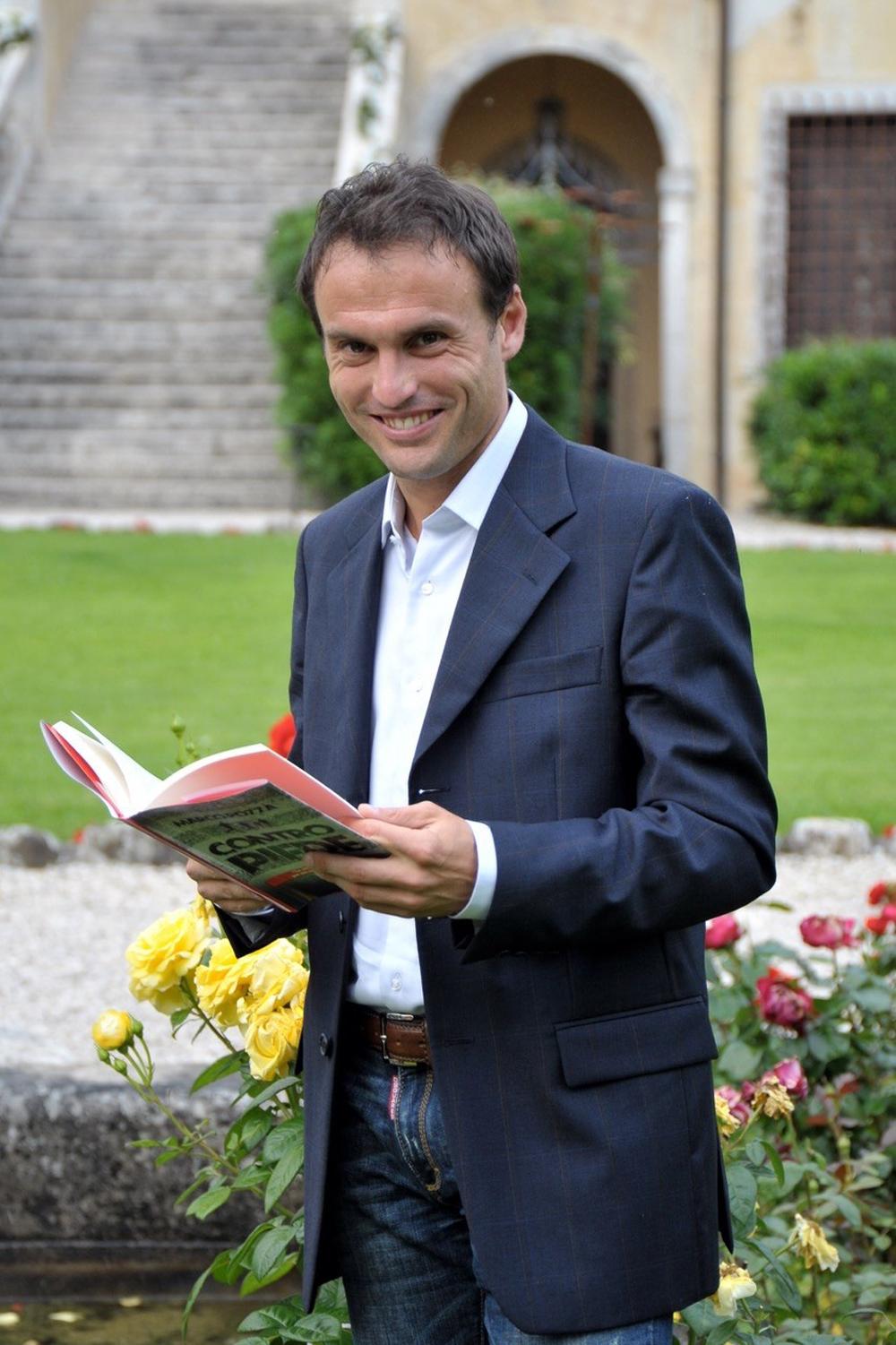 Recenzia_Pápež František a Marco Pozza: Zdravasʼ, Mária