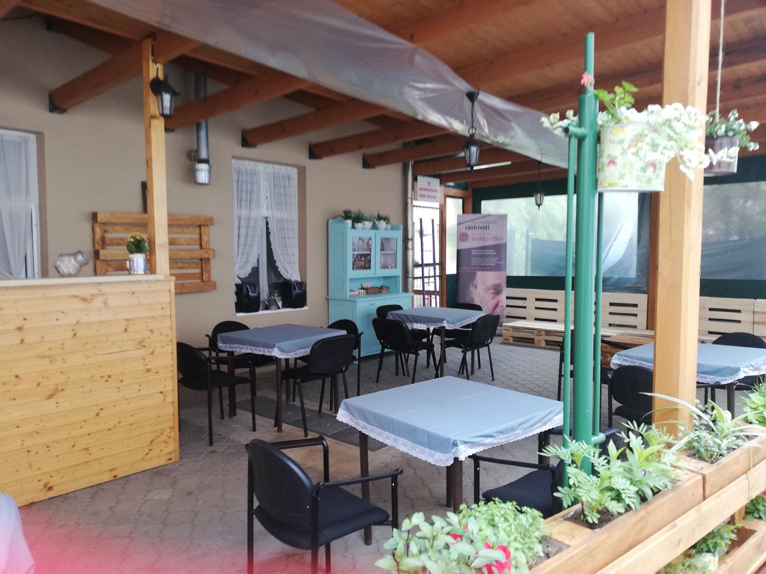 Čo majú spoločné futbalisti Spartaka, Francúzsko, charita a kaviareň?