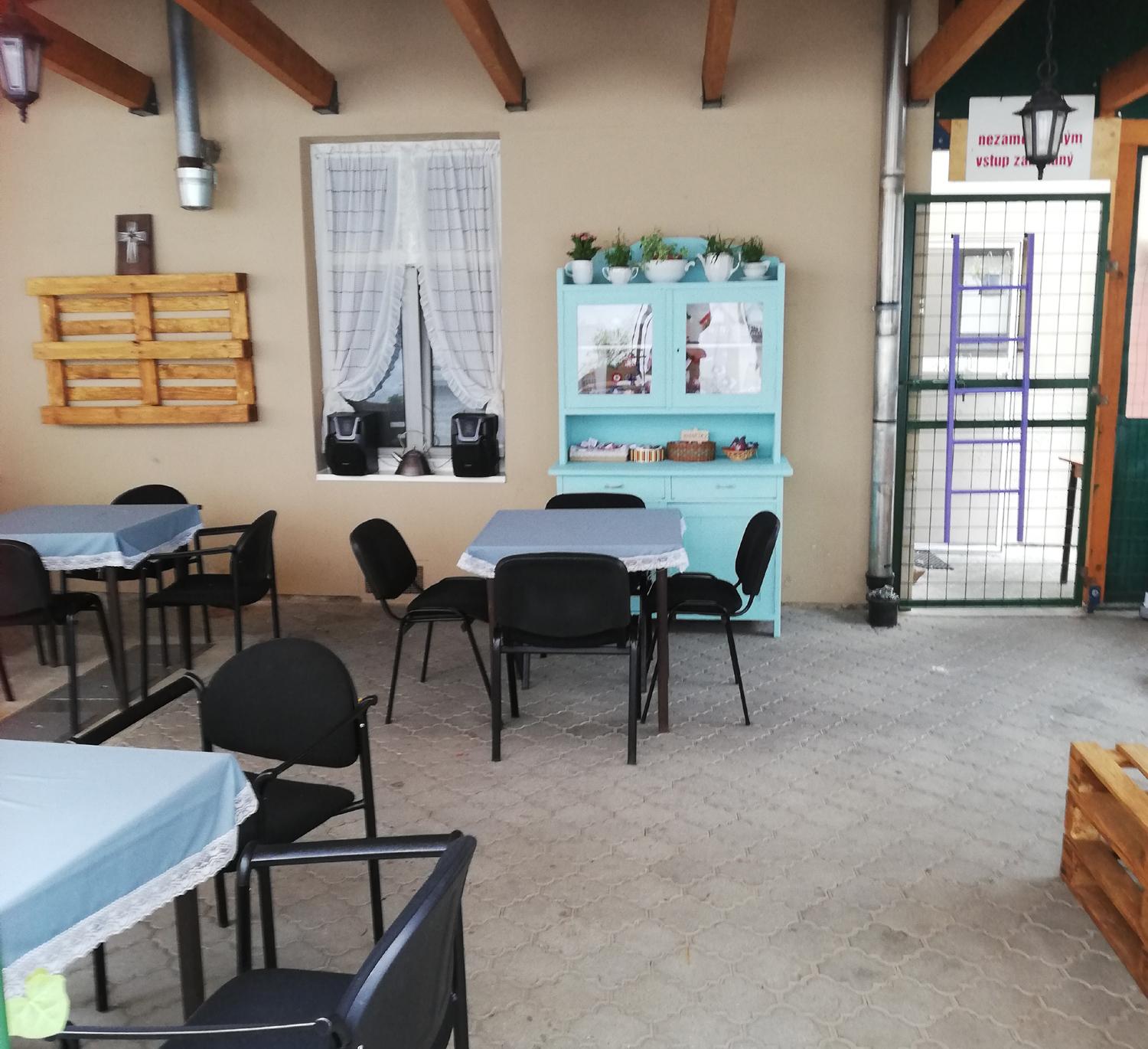 Čo majú spoločné futbalisti Spartaka, Francúzsko, charita a kaviareň?