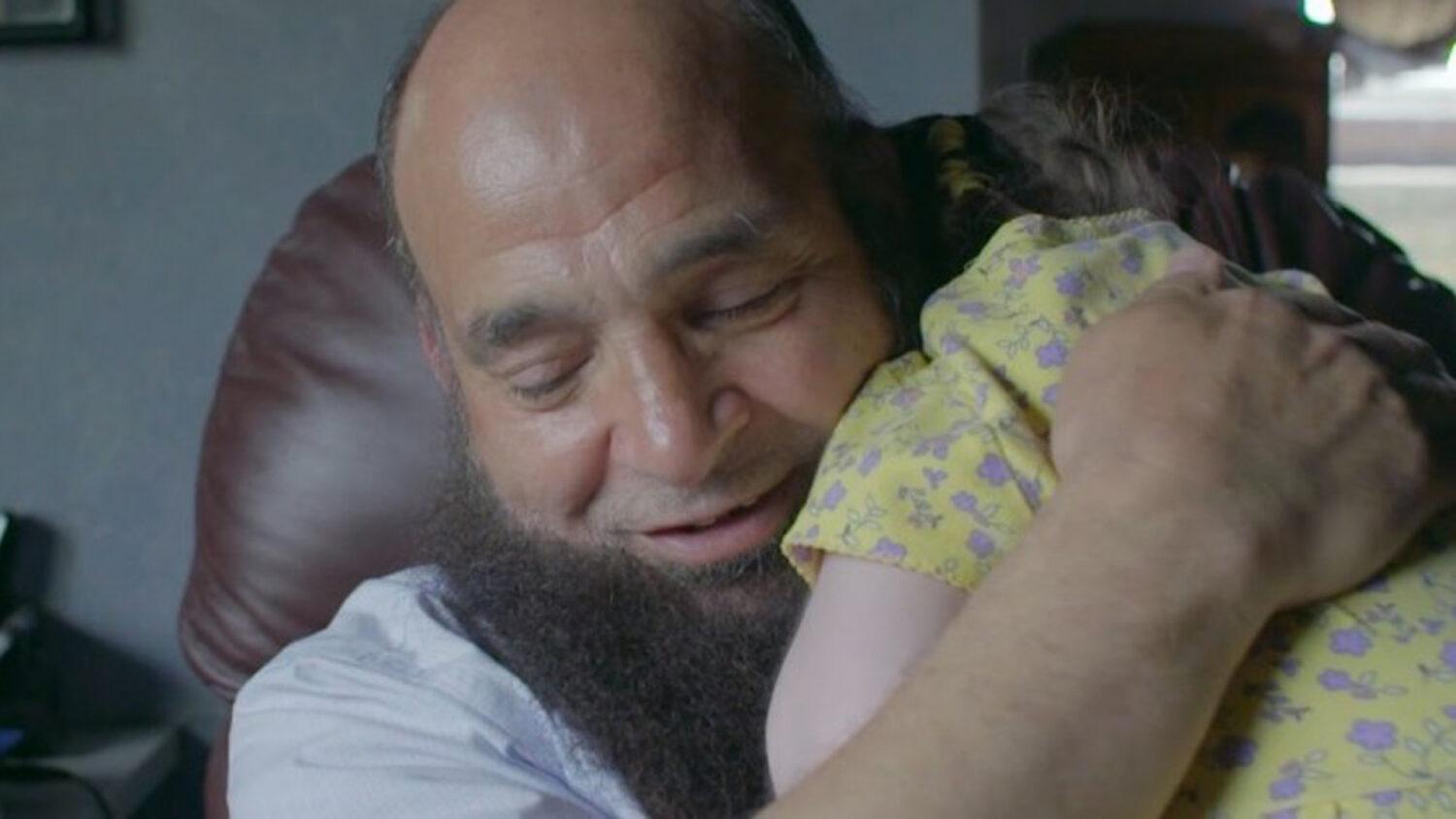 Bráva si domov umierajúce deti, ktoré nik nechce. Celé noci nespí, aby sa o ne postaral a zahrnul ich láskou