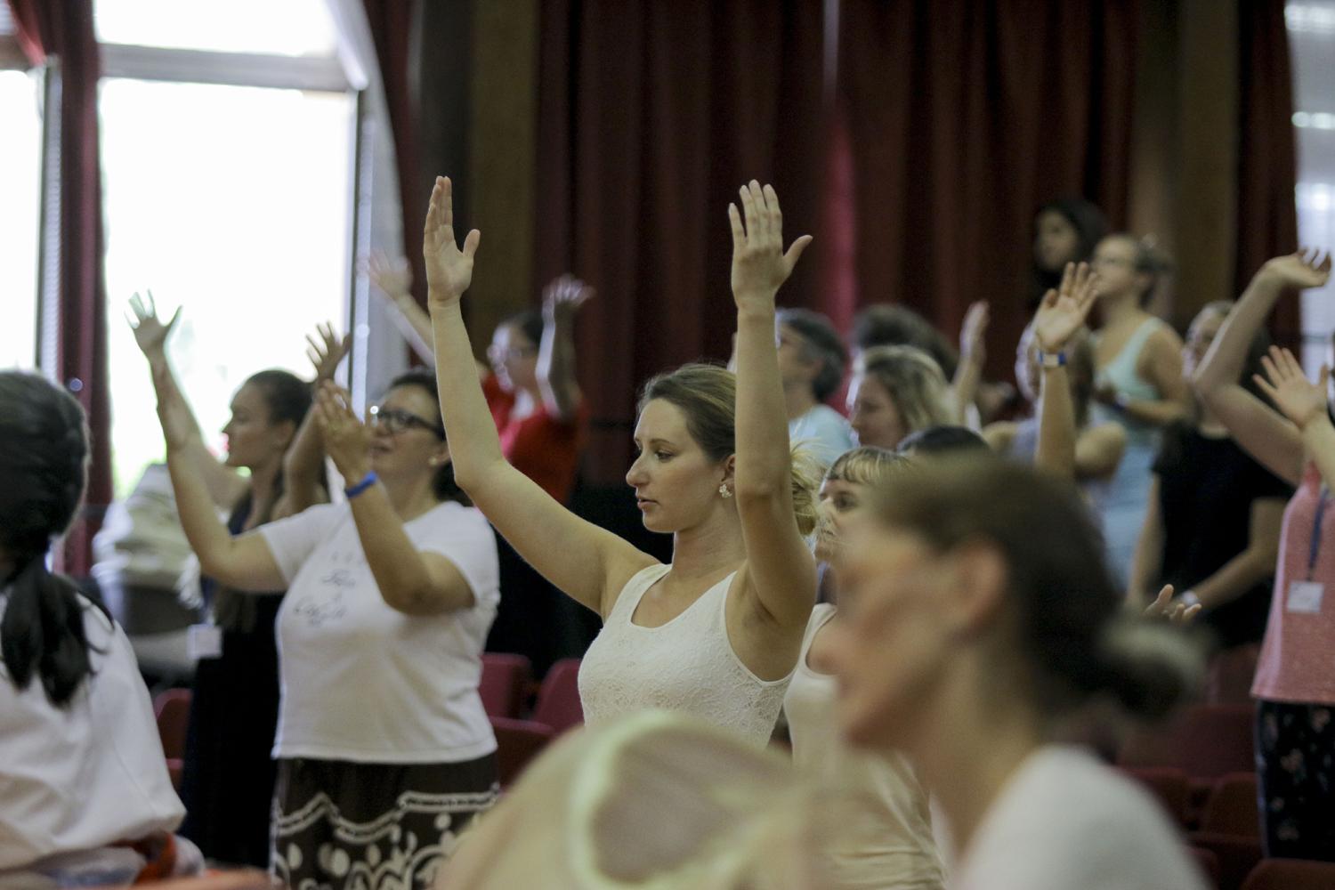 V nebi nie sú prekážky uctievať Boha tancom. A čo na zemi?