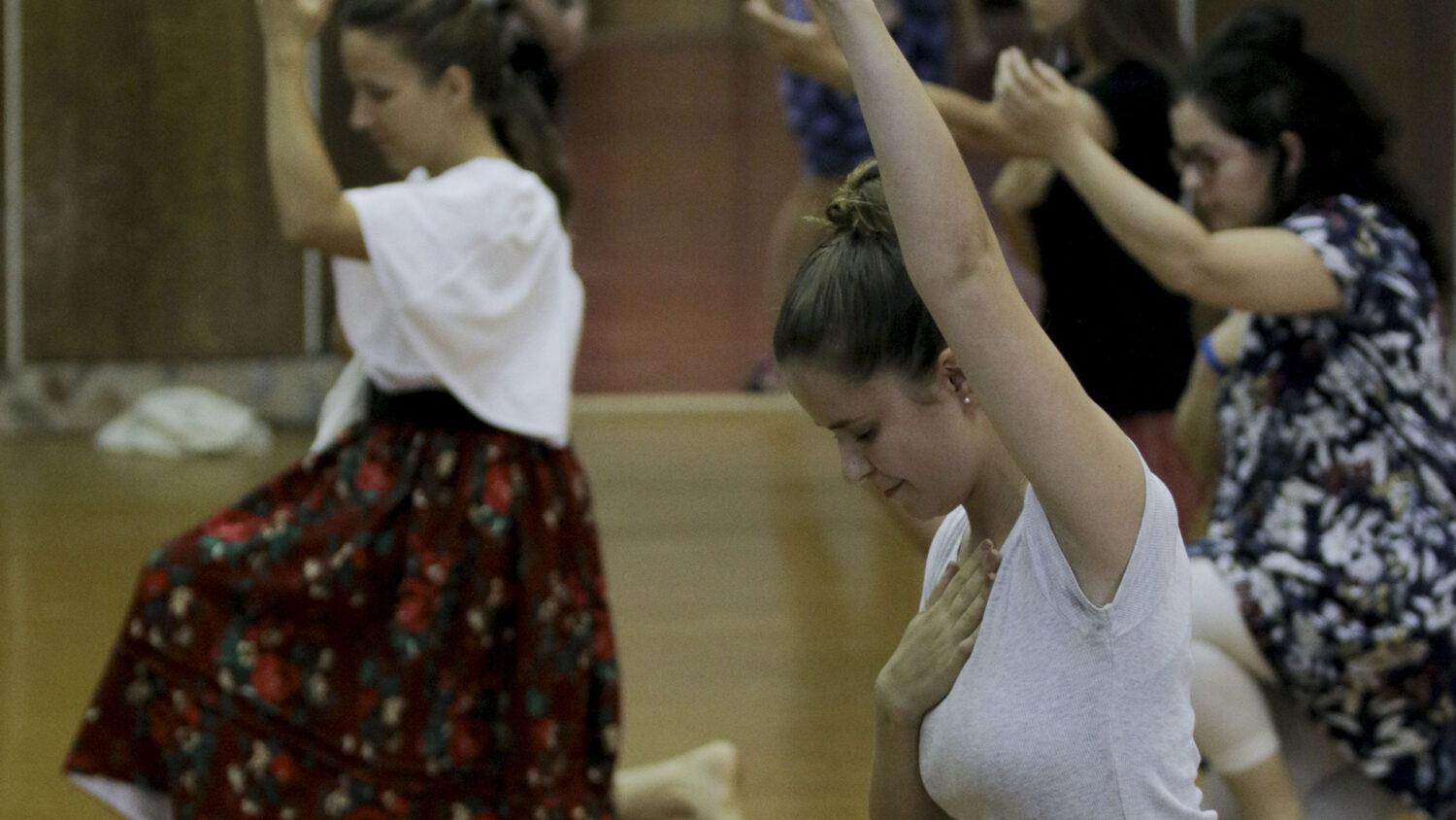 V nebi nie sú prekážky uctievať Boha tancom. A čo na zemi?