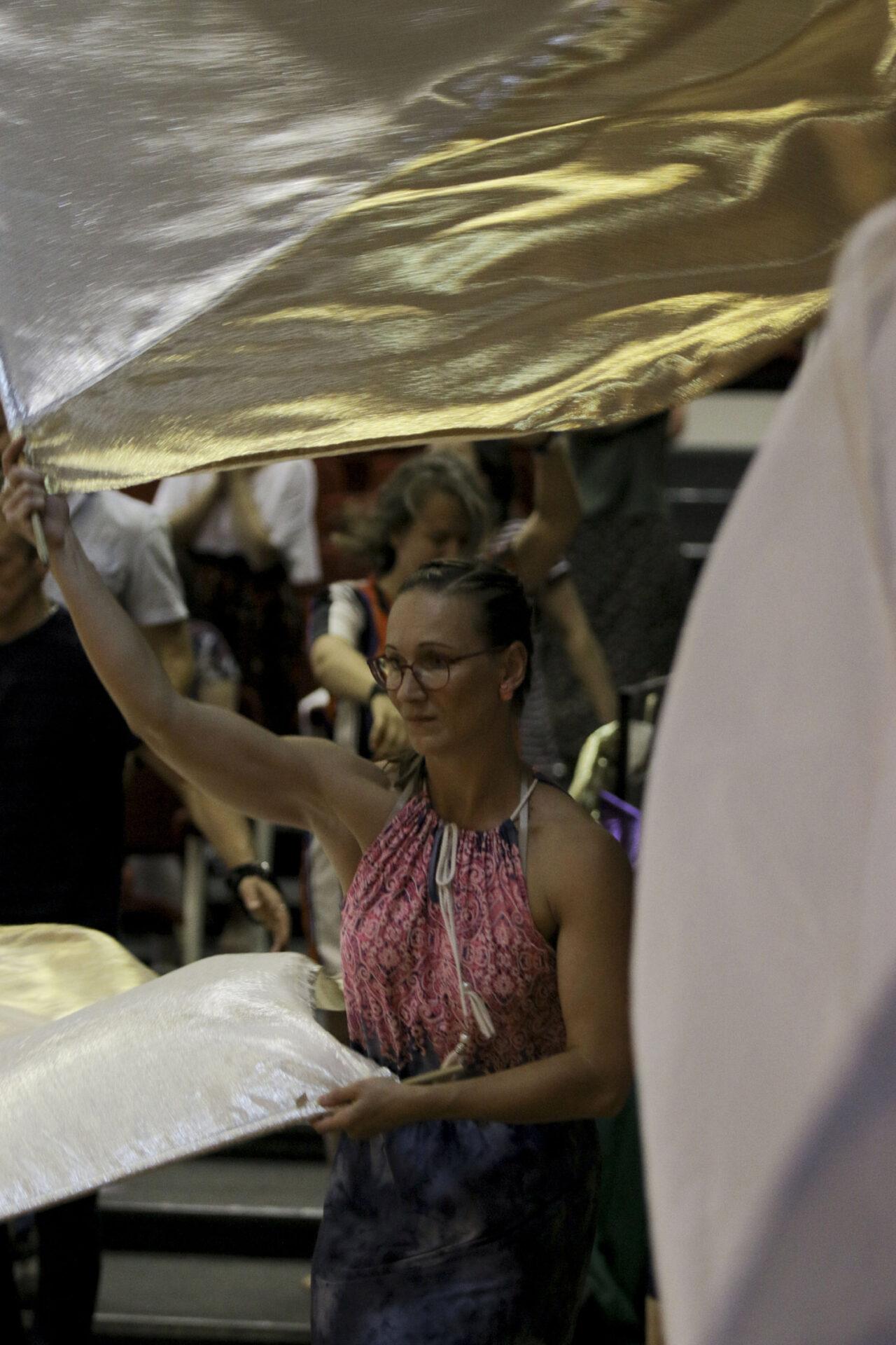 V nebi nie sú prekážky uctievať Boha tancom. A čo na zemi?