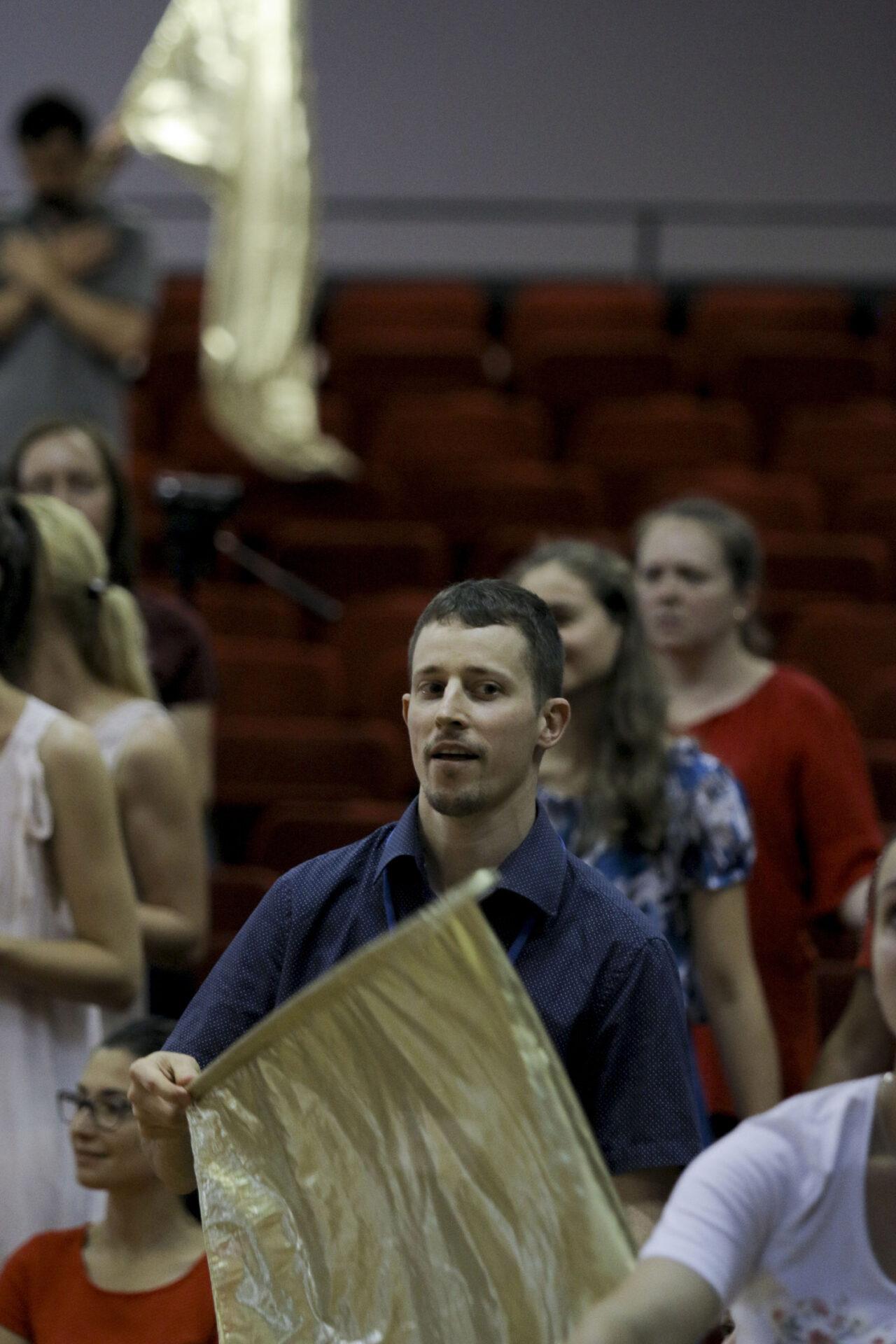 V nebi nie sú prekážky uctievať Boha tancom. A čo na zemi?