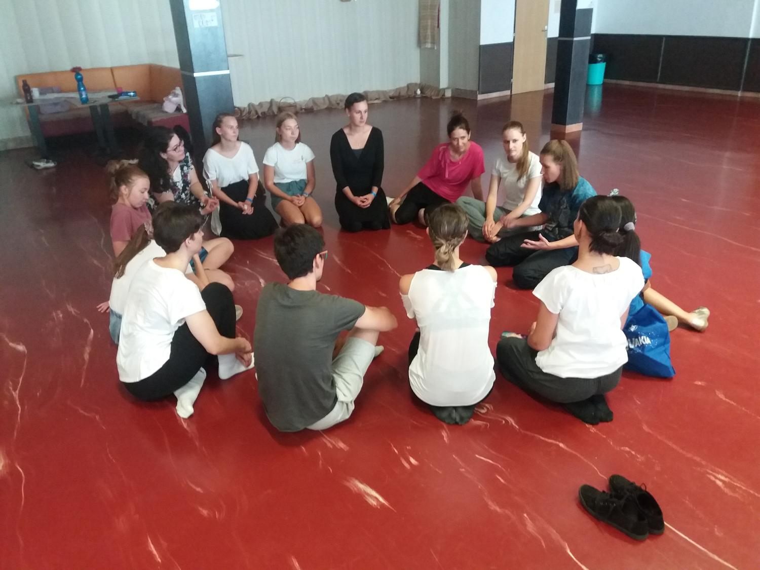 V nebi nie sú prekážky uctievať Boha tancom. A čo na zemi?