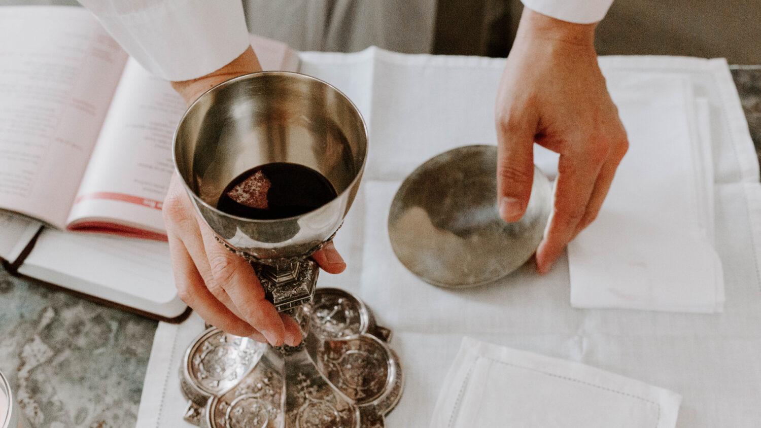 Iba oblátka? alebo Je Ježiš skutočne prítomný v Eucharistii?