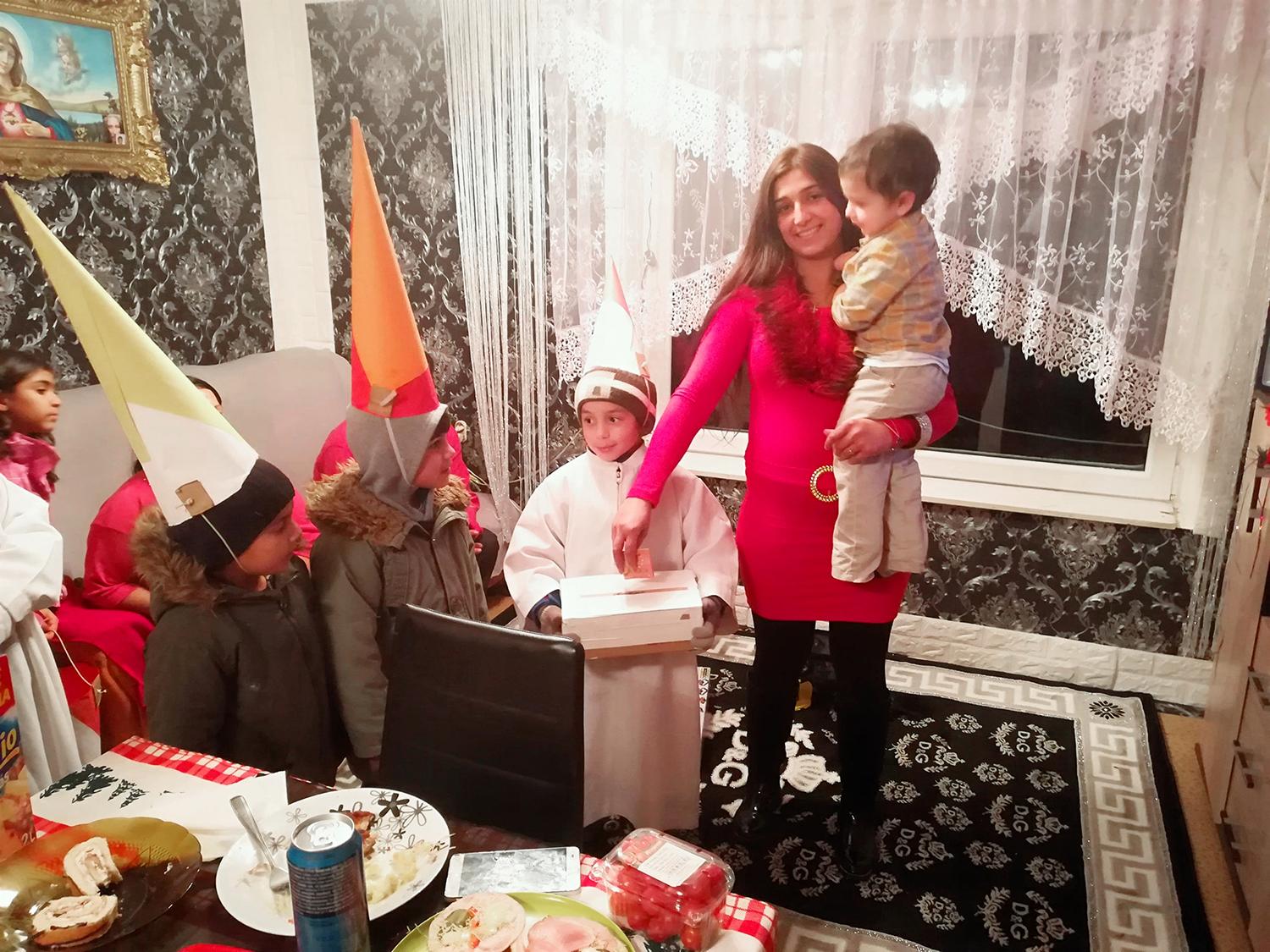 Rómski koledníci v Šarišskom Jastrabí: My máme, ale africké deti nemajú