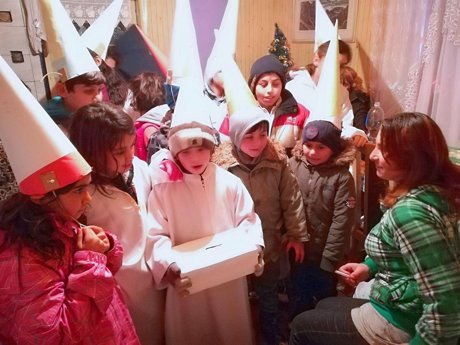 Rómski koledníci v Šarišskom Jastrabí: My máme, ale africké deti nemajú