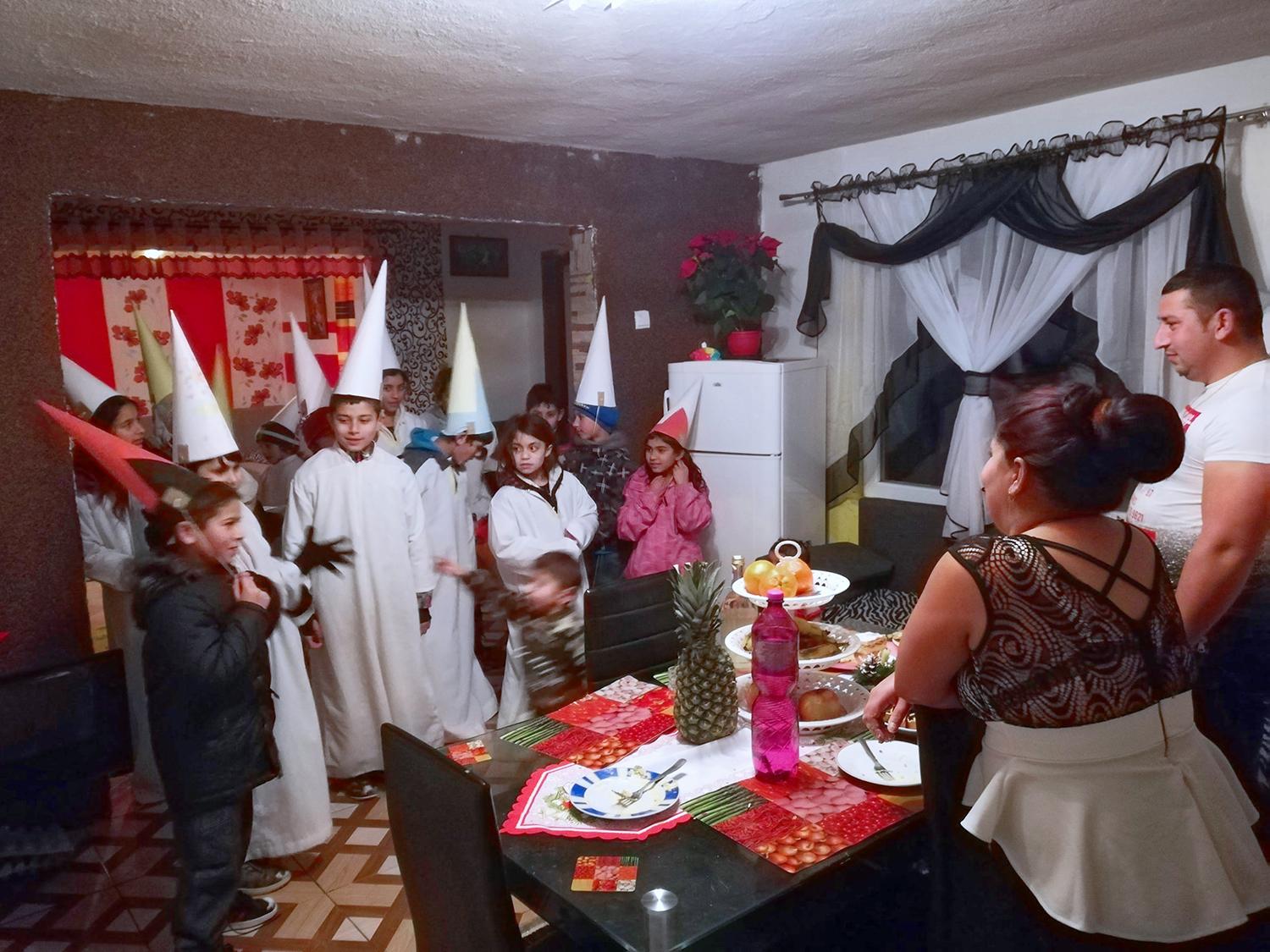 Rómski koledníci v Šarišskom Jastrabí: My máme, ale africké deti nemajú