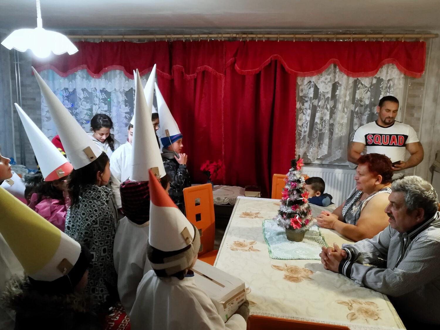 Rómski koledníci v Šarišskom Jastrabí: My máme, ale africké deti nemajú