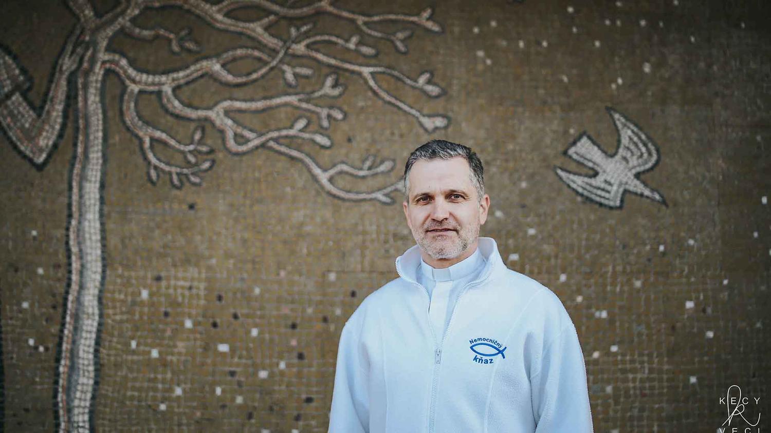 „Smrť by nemala byť strašiakom, ale sprievodcom.“ Vraví nemocničný kňaz páter Gerhard.