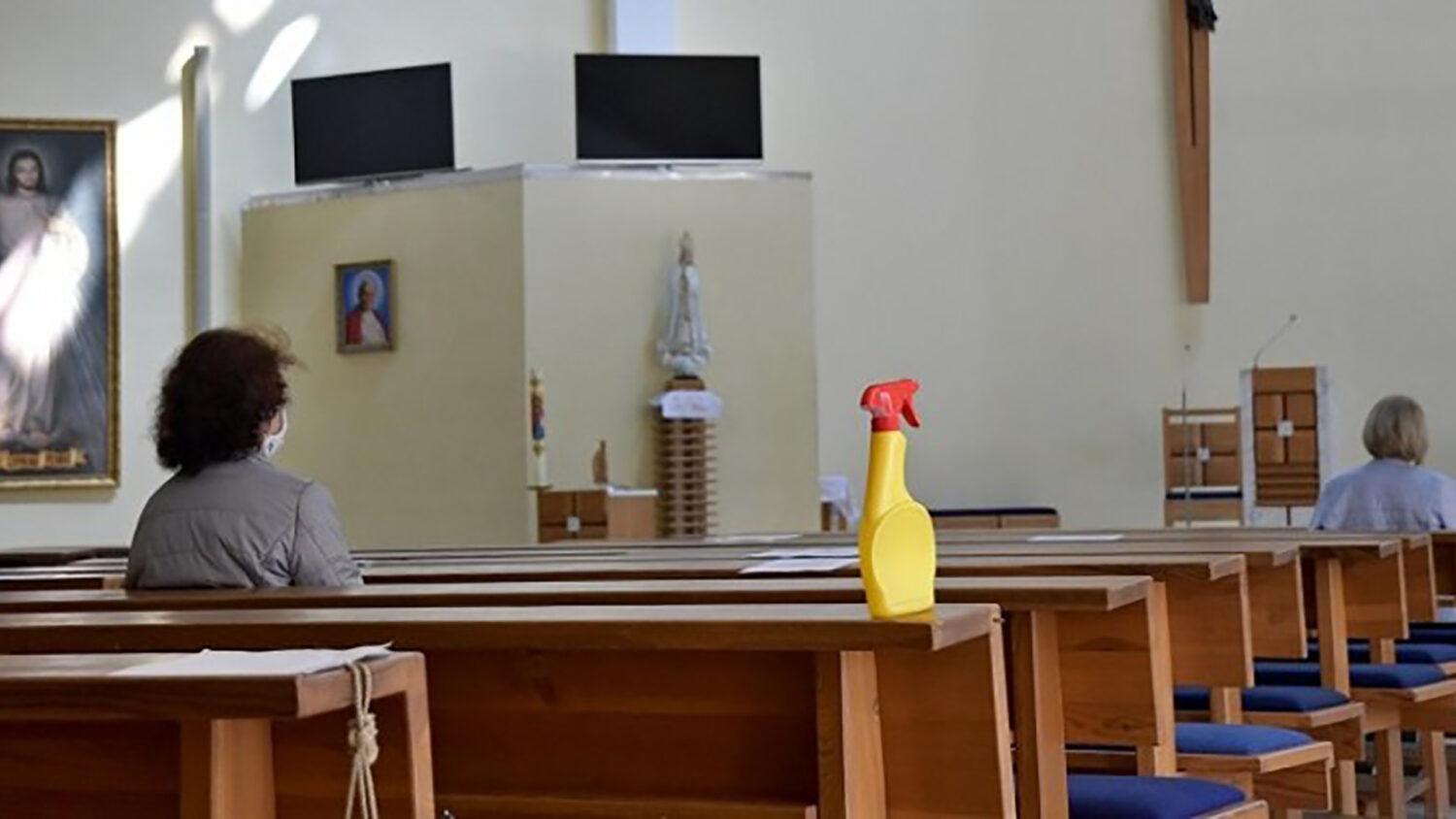 S obnovením bohoslužieb rátajú v máji. Kňazi prepočítavajú plochy kostolov