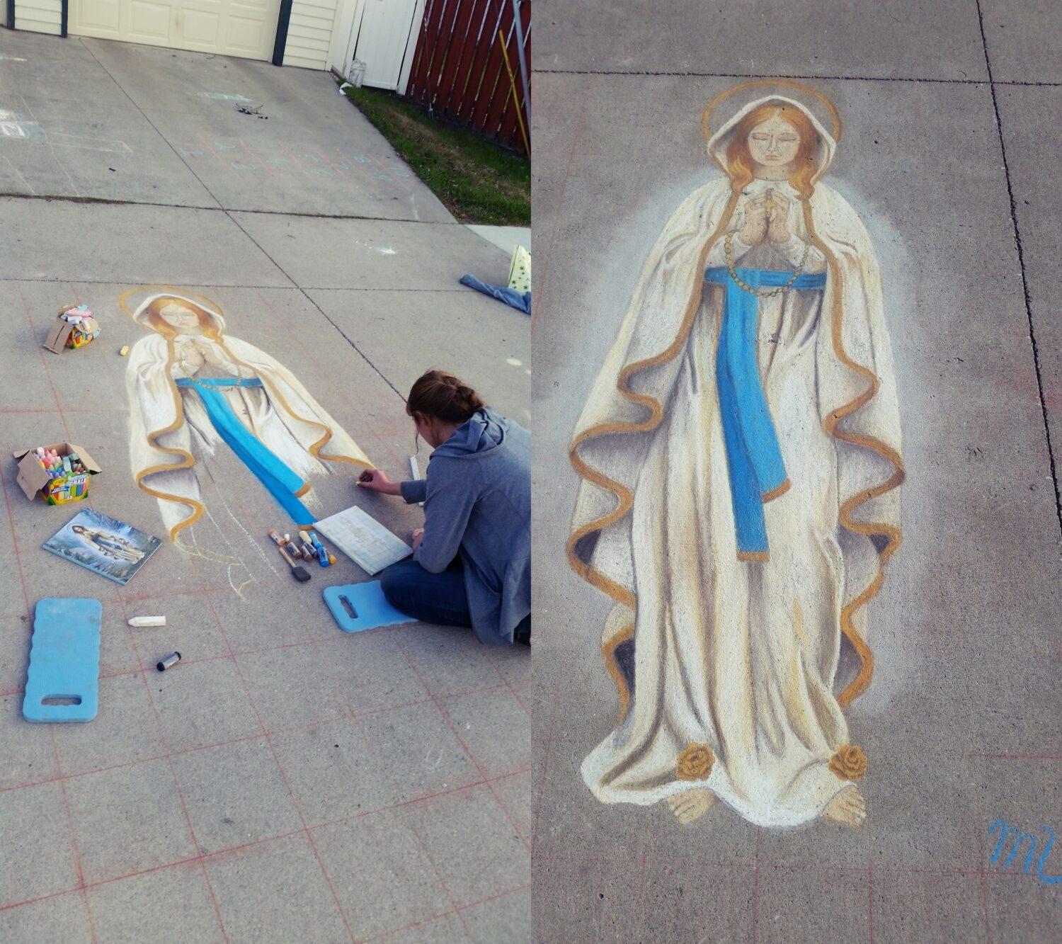 Evanjelizácia kriedou – obraz Panny Márie zdobí chodník