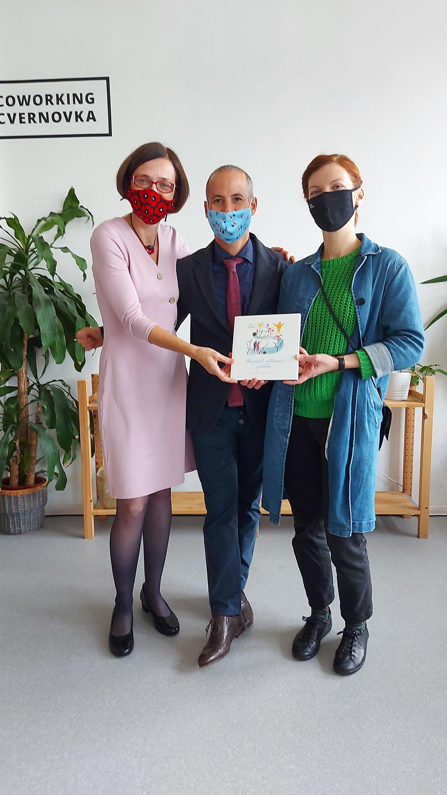 Ako pomôcť sebe a druhým, keď prežívame smútok?