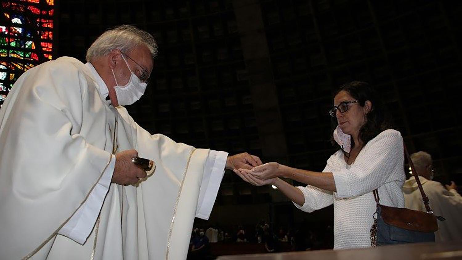Tieto Vianoce môžu biskupi povoliť kňazom až štyri omše za deň