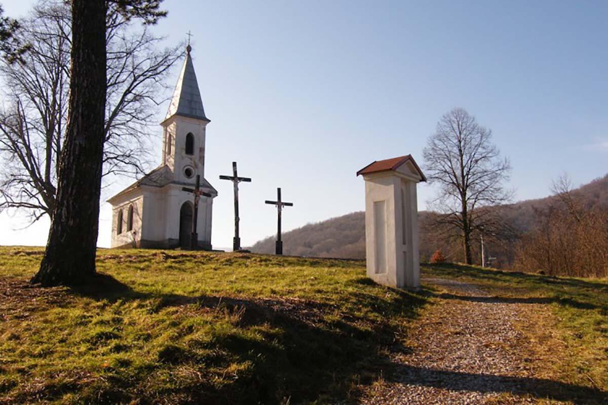 Putovanie za kalváriami / Prešiel viac ako 200 slovenských kalvárií, noci trávil vo vlaku (+ foto)