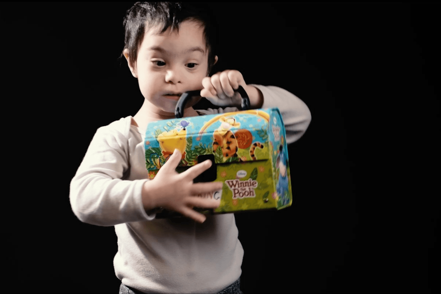 Tomáš BuranoWski spieva v Piesni pre charitu o vianočno-všednom dobre