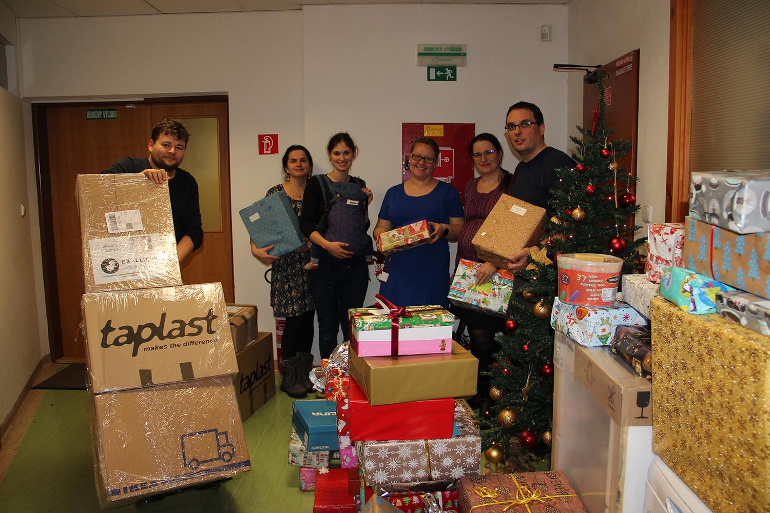 Jedným z hlavných bodov projektu Darujme úsmev je fyzický kontakt s obdarovanými. Pre mnohých ľudí je rovnako dôležitý, ako materiálna pomoc