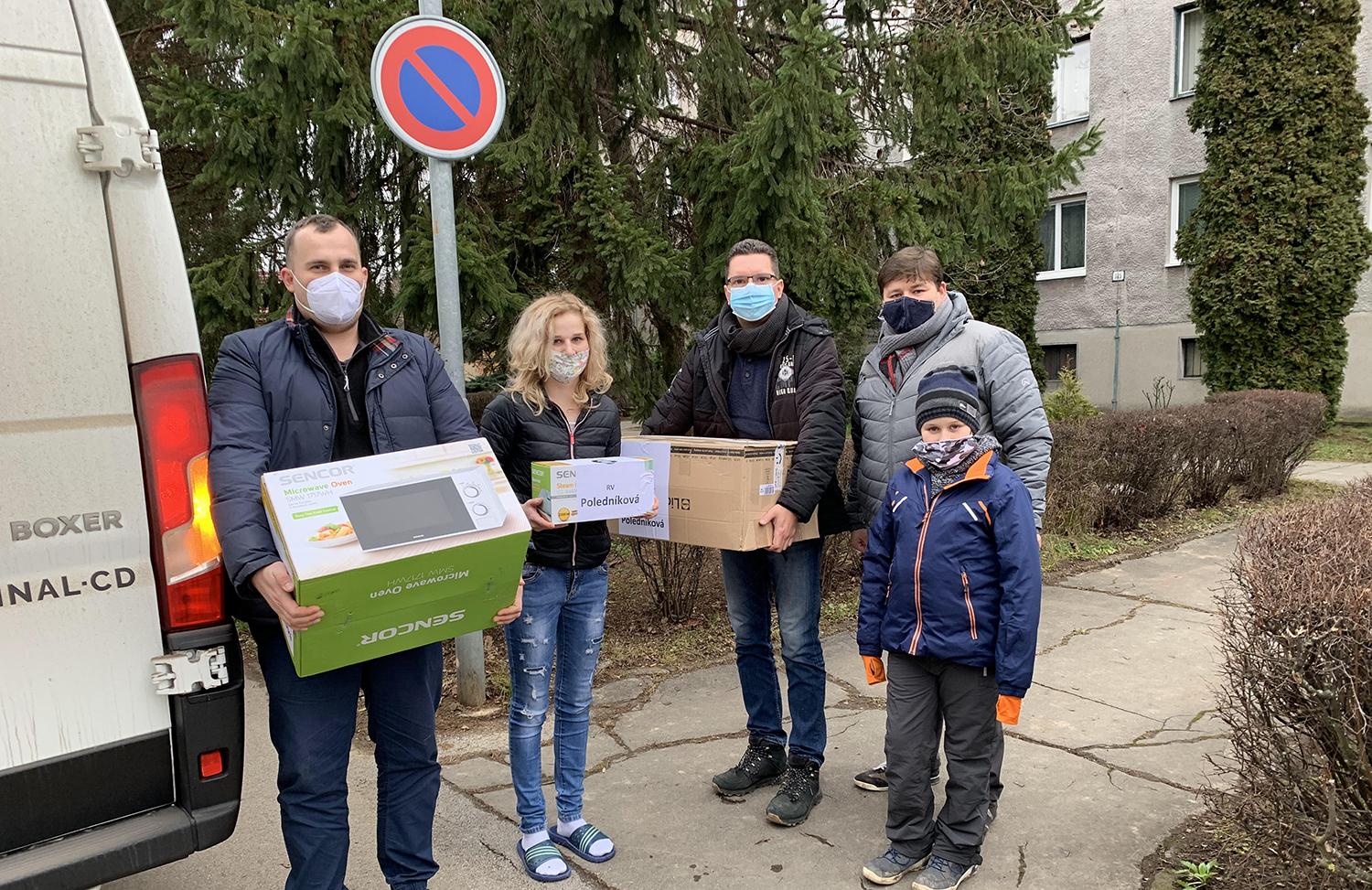 Jedným z hlavných bodov projektu Darujme úsmev je fyzický kontakt s obdarovanými. Pre mnohých ľudí je rovnako dôležitý, ako materiálna pomoc