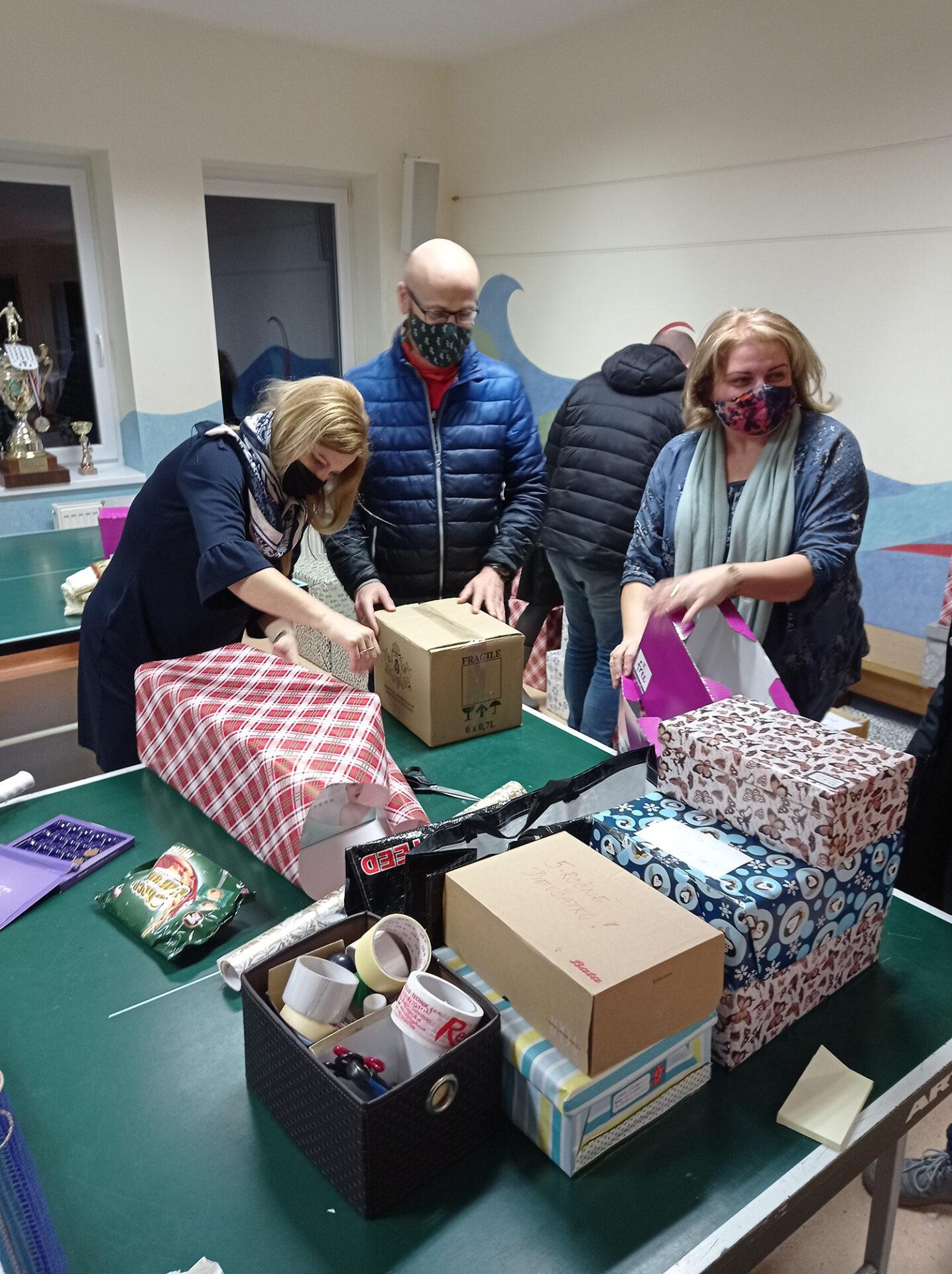 Jedným z hlavných bodov projektu Darujme úsmev je fyzický kontakt s obdarovanými. Pre mnohých ľudí je rovnako dôležitý, ako materiálna pomoc