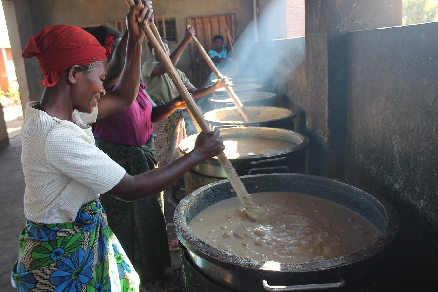 Prestierate tanier navyše pri štedrovečernom stole? Urobte z tradície ozajstný skutok lásky!