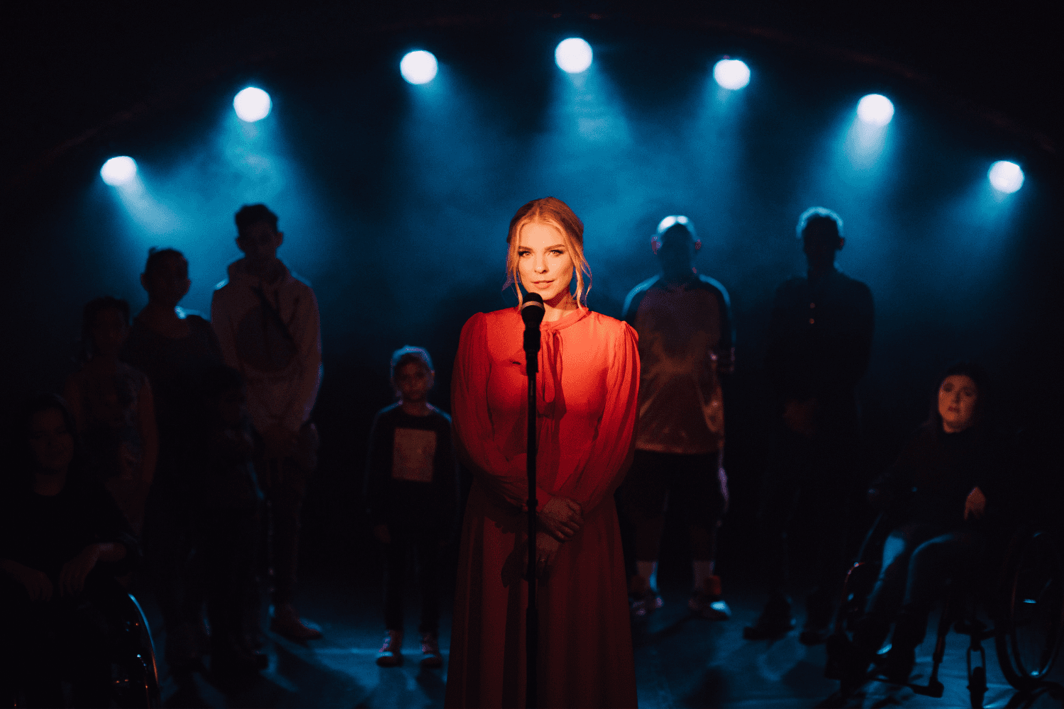 Tomáš BuranoWski spieva v Piesni pre charitu o vianočno-všednom dobre