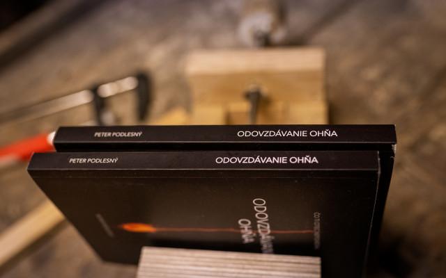 Recenzia_Peter Podlesný: Odovzdávanie ohňa – Čo ti otec nepovedal