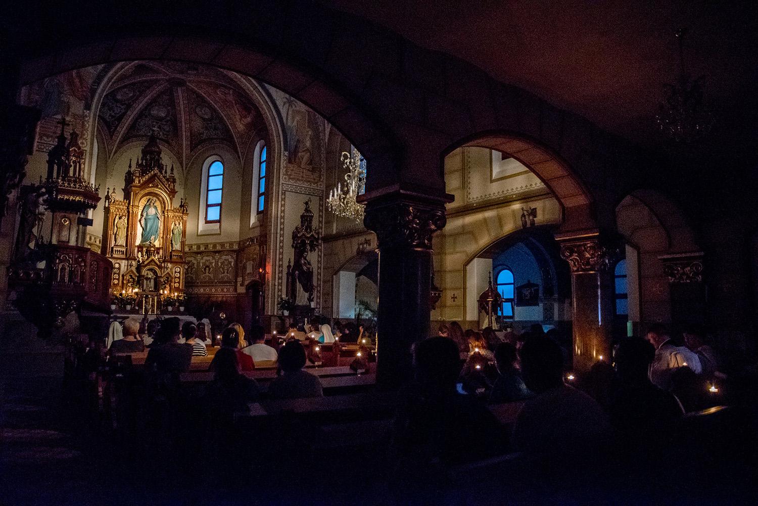 Mladí ľudia naplnili trenčianske kostoly a námestia
