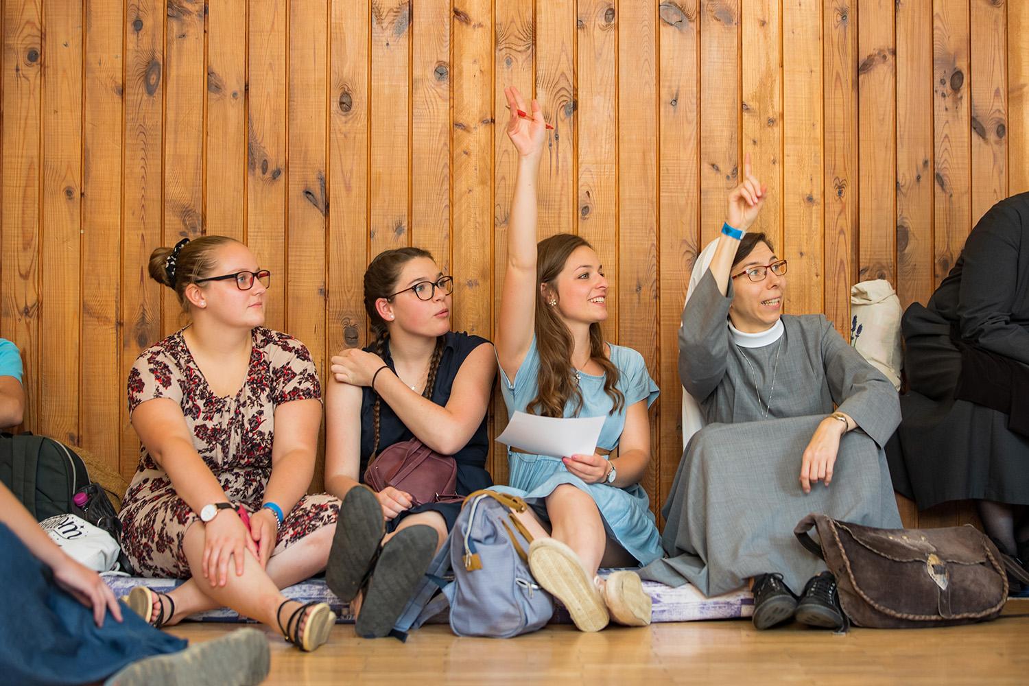 Mladí ľudia naplnili trenčianske kostoly a námestia