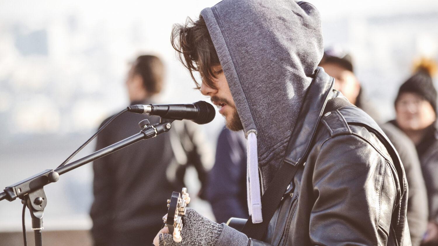 Mám spievať na omši, hoci spievam falošne?