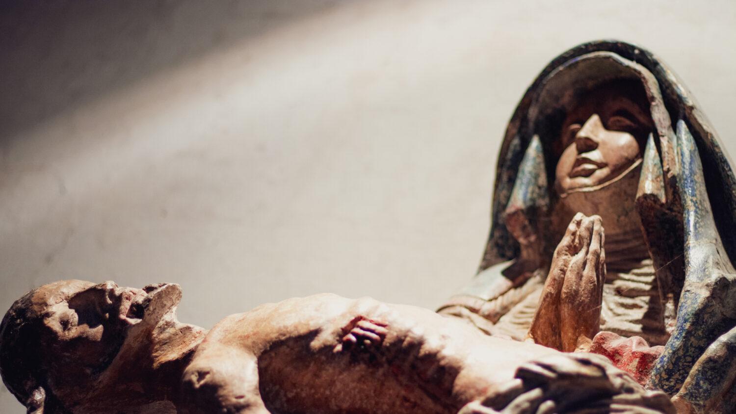 Nie, katolíci sa neklaňajú Márii