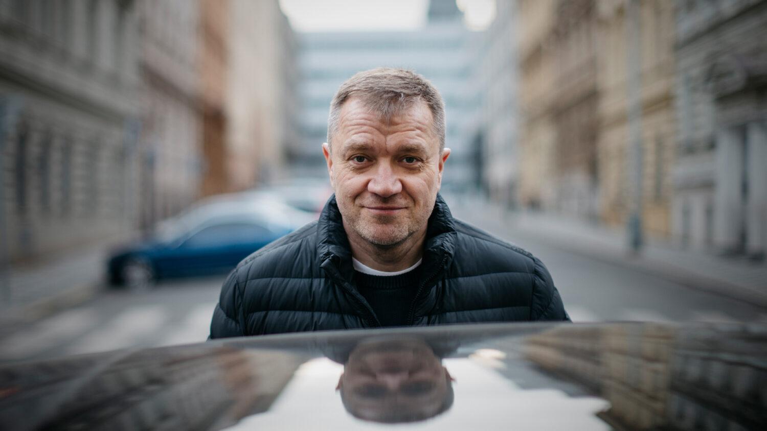 Otec nás chráni pred svetom a učí nás, ako sa v ňom presadiť