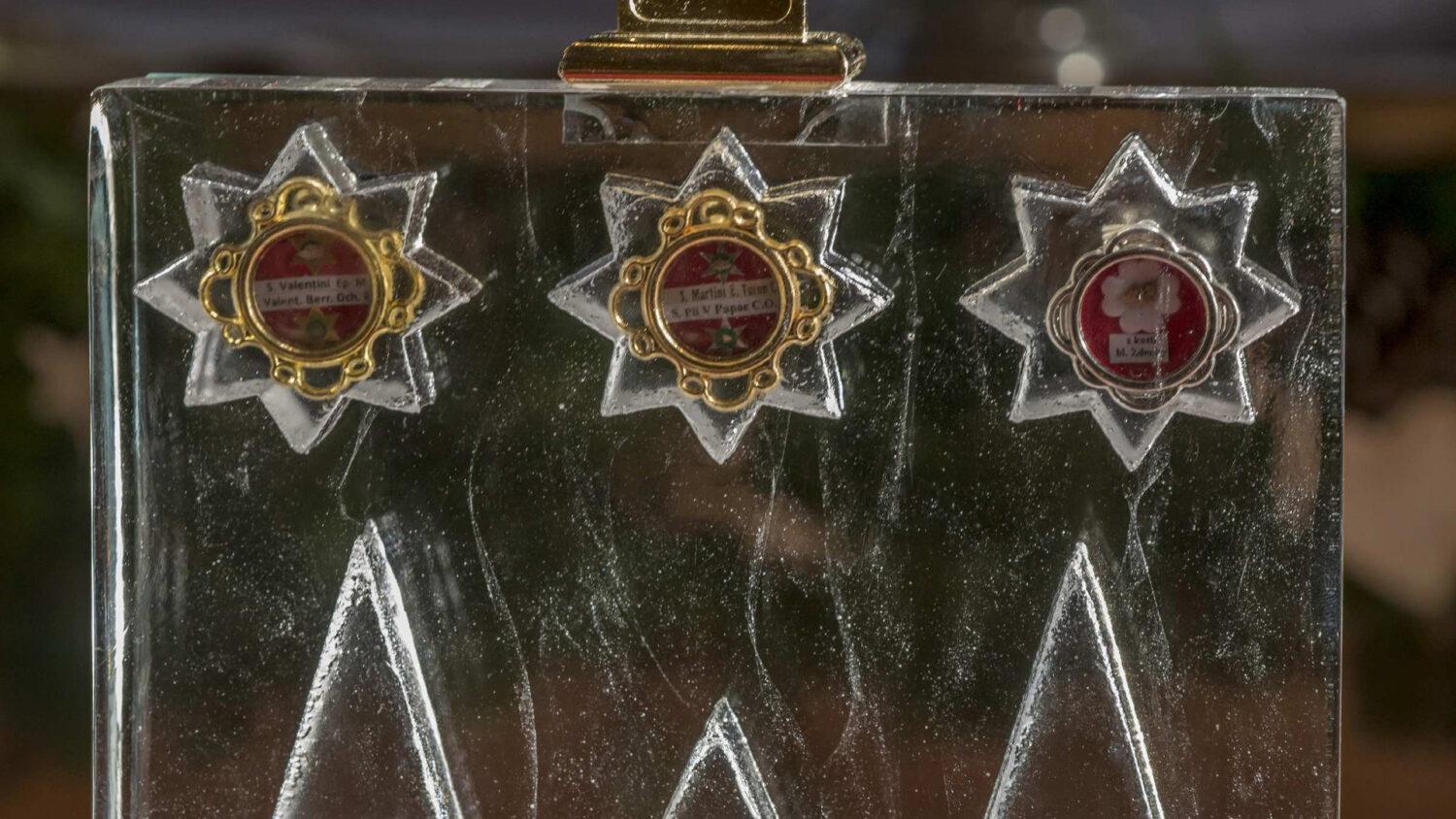 Pod sklíčkom relikviára