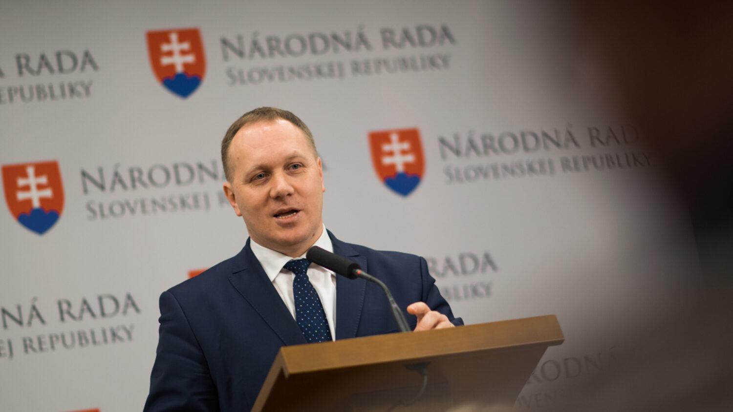 Manžel mi nepomáha v domácnosti, tak sa musíme rozviesť