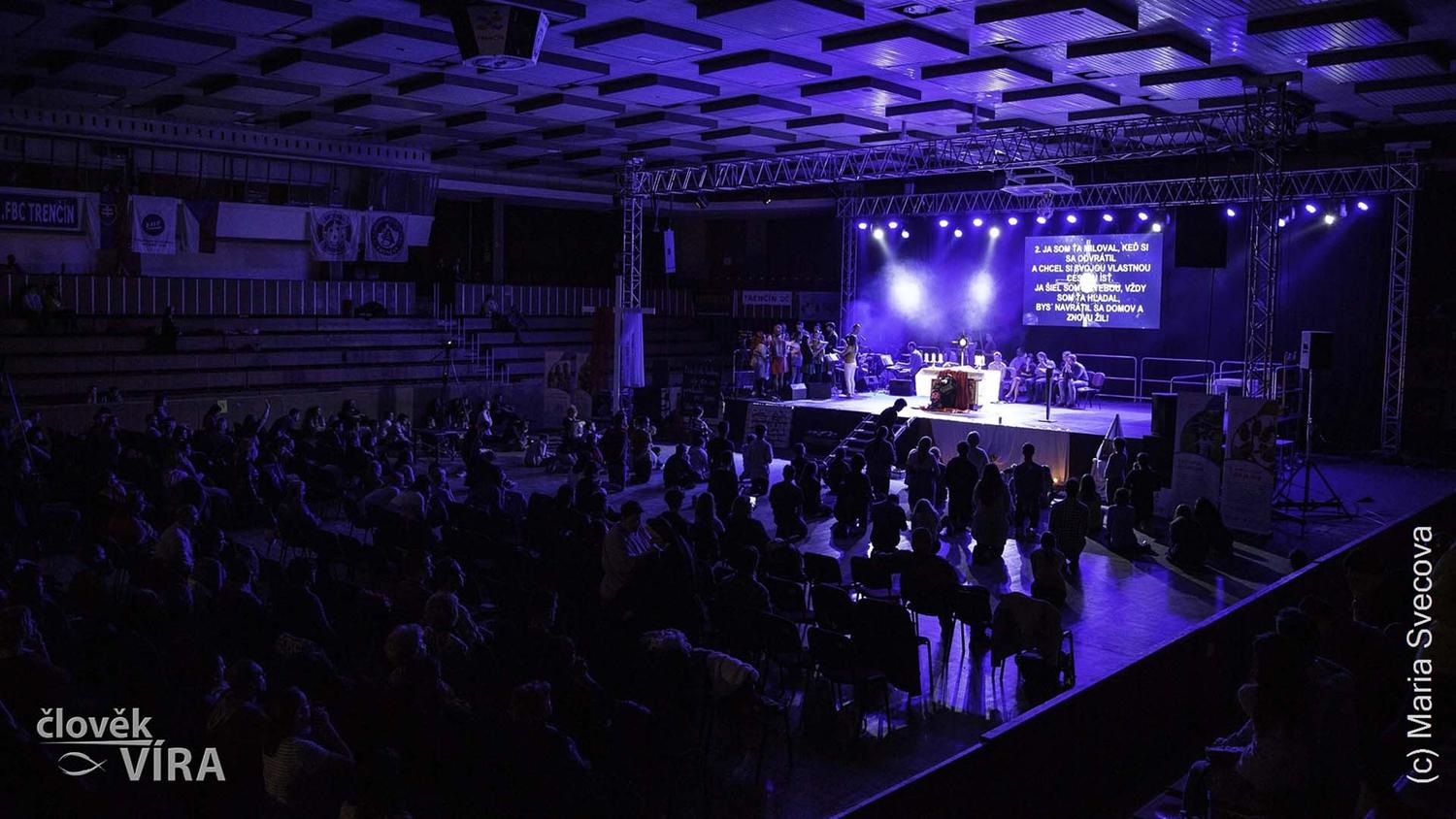 Necelých tisíc mladých ľudí sa zúčastnilo tohtoročného 24. ročníka stretnutia ON JE ŽIVÝ