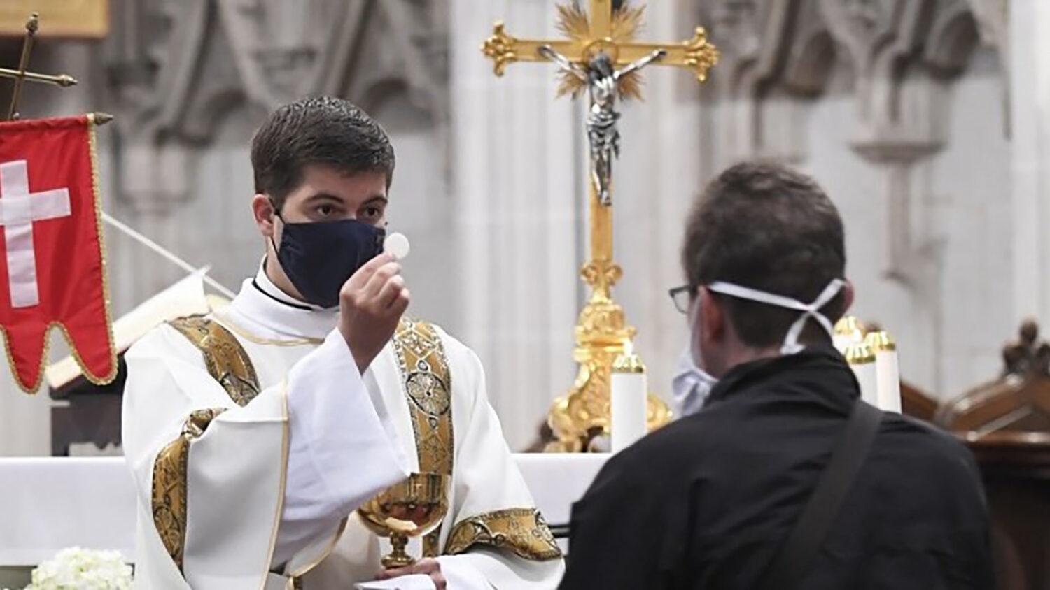 Verejné bohoslužby sú opäť povolené, niekde veriaci dostanú na omšu lístky