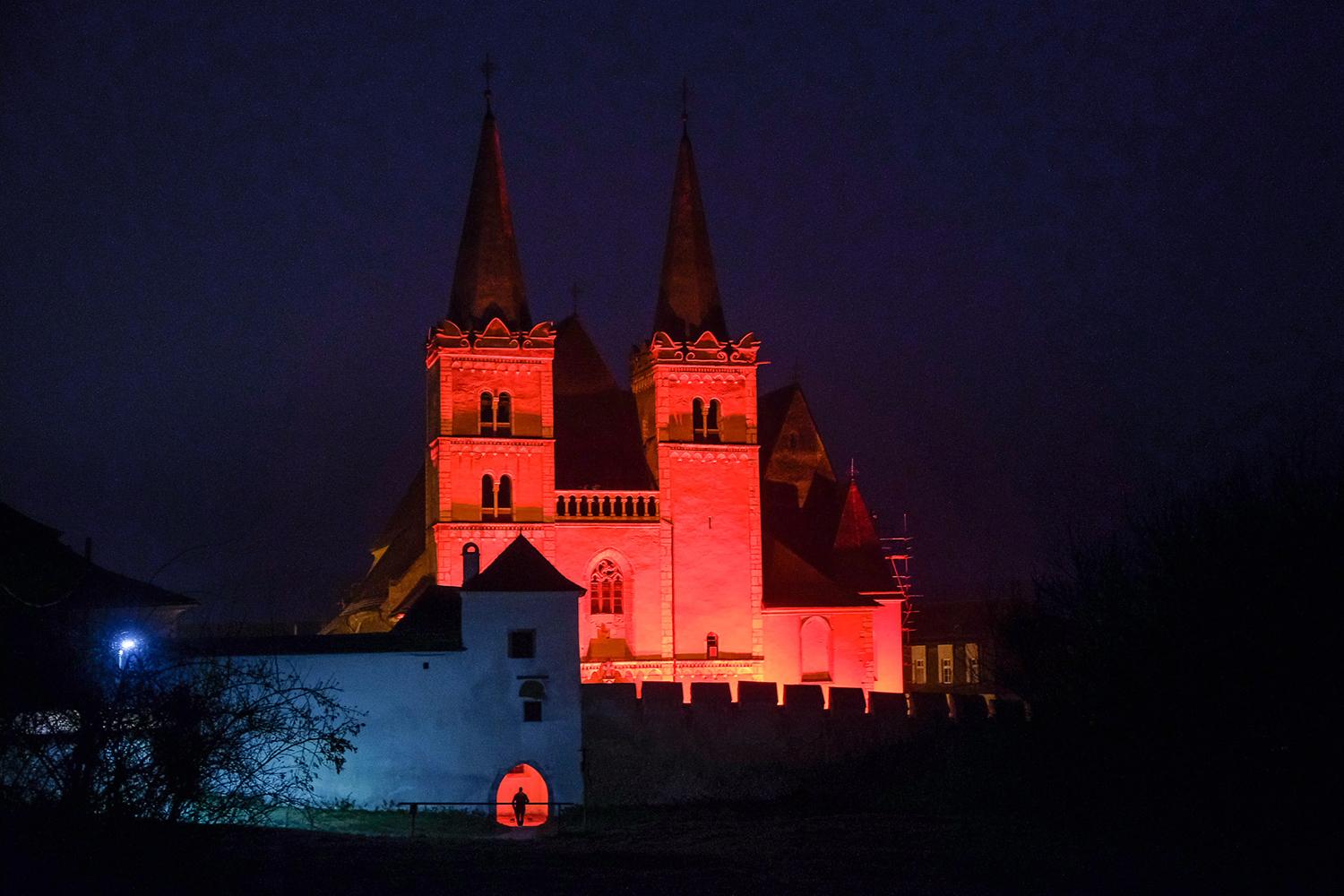 Pamiatky na celom Slovensku sa zahalili do červenej farby. Slovensko si pripomenulo prenasledovaných pre vieru