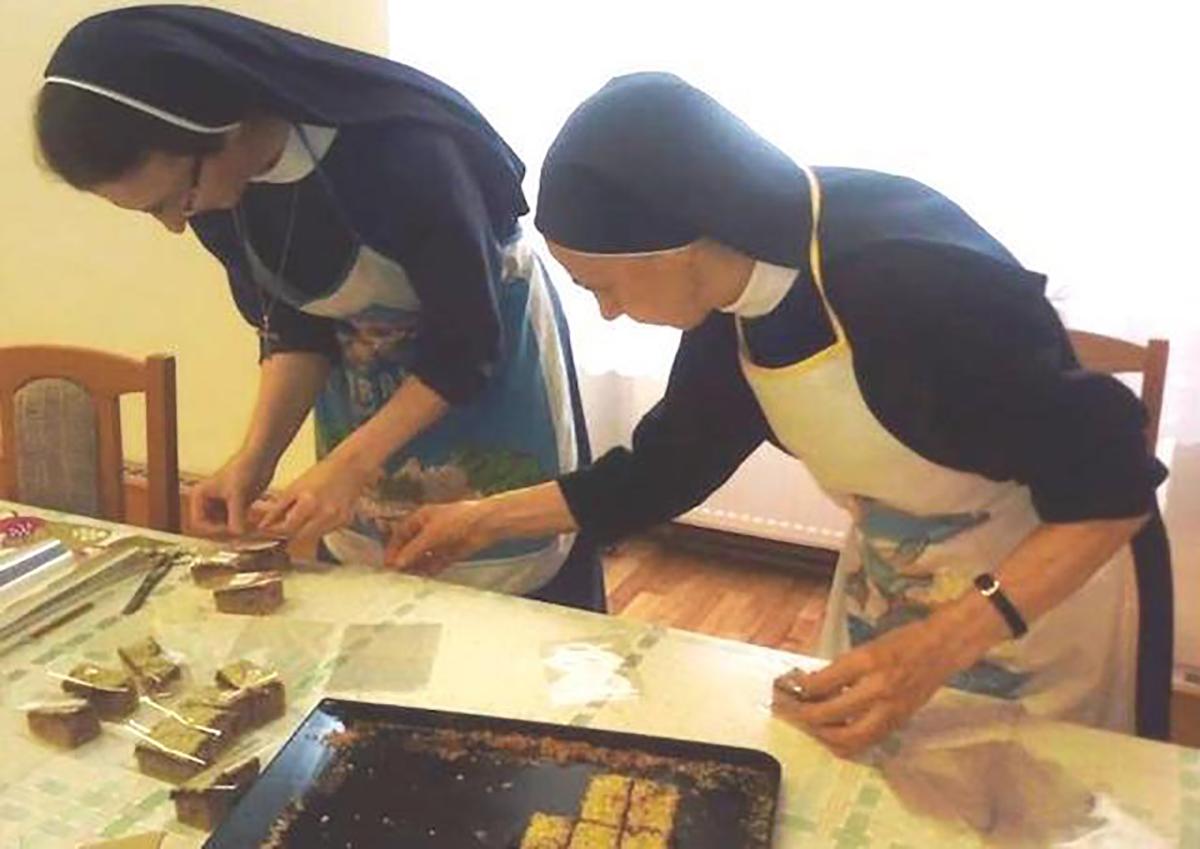 Koláčiky z vďačnosti. Uršulínky ocenili službu kňazov a zdravotníkov