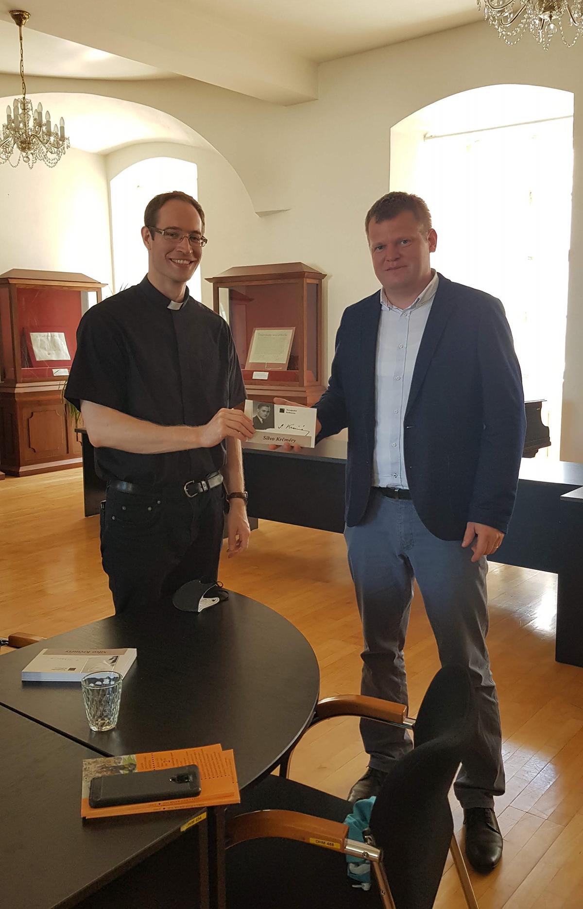 Silvo Krčméry sa dostáva do škôl