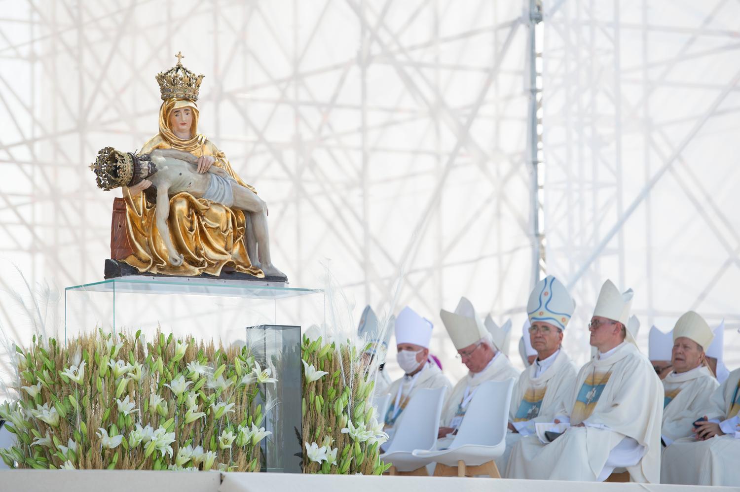 NAŽIVO _ Pápež František na Slovensku: Šaštín slávi svätú omšu s pápežom Františkom