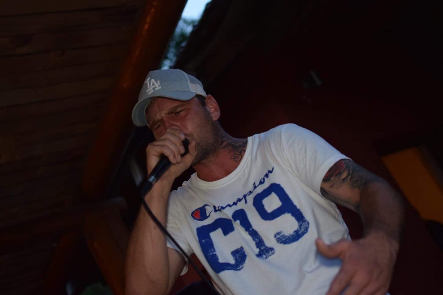 Michal Grolmus: Svoju prázdnotu som riešil alkoholom, drogami a sexom. Strácal som sám seba