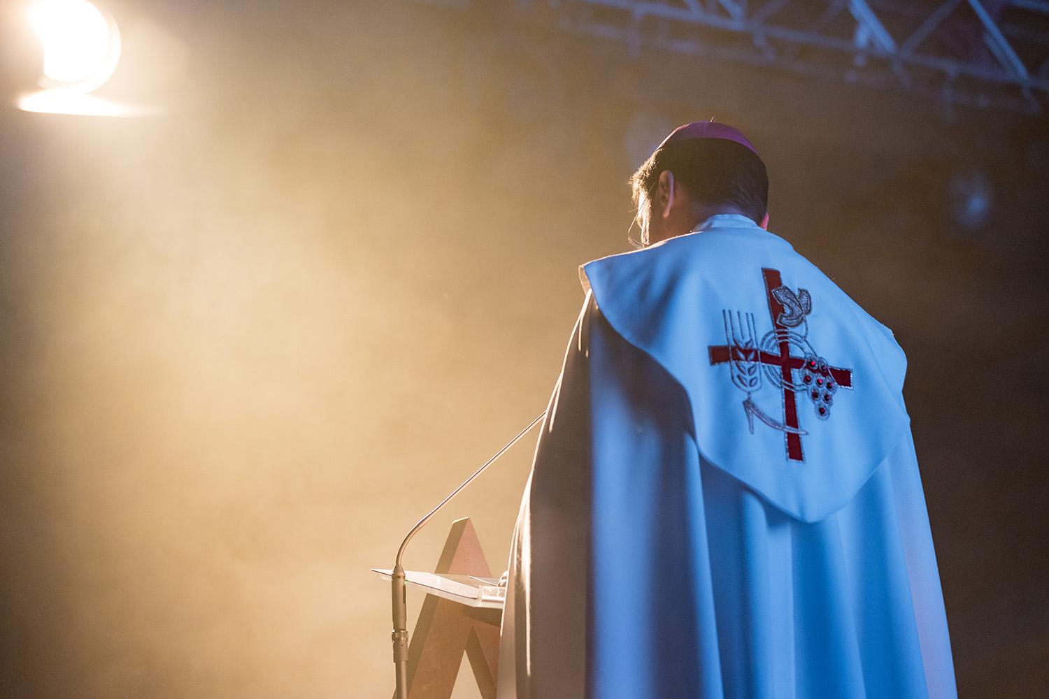 Mladí ľudia naplnili trenčianske kostoly a námestia