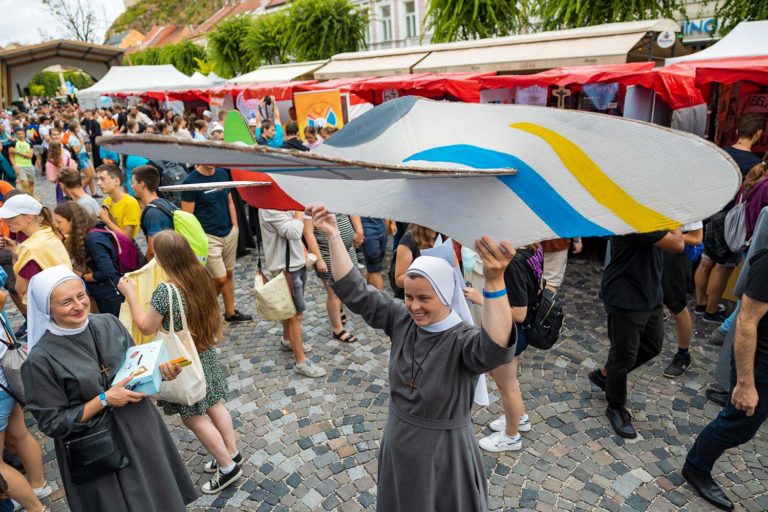 Zasvätení a mladí naplnili trenčianske námestie