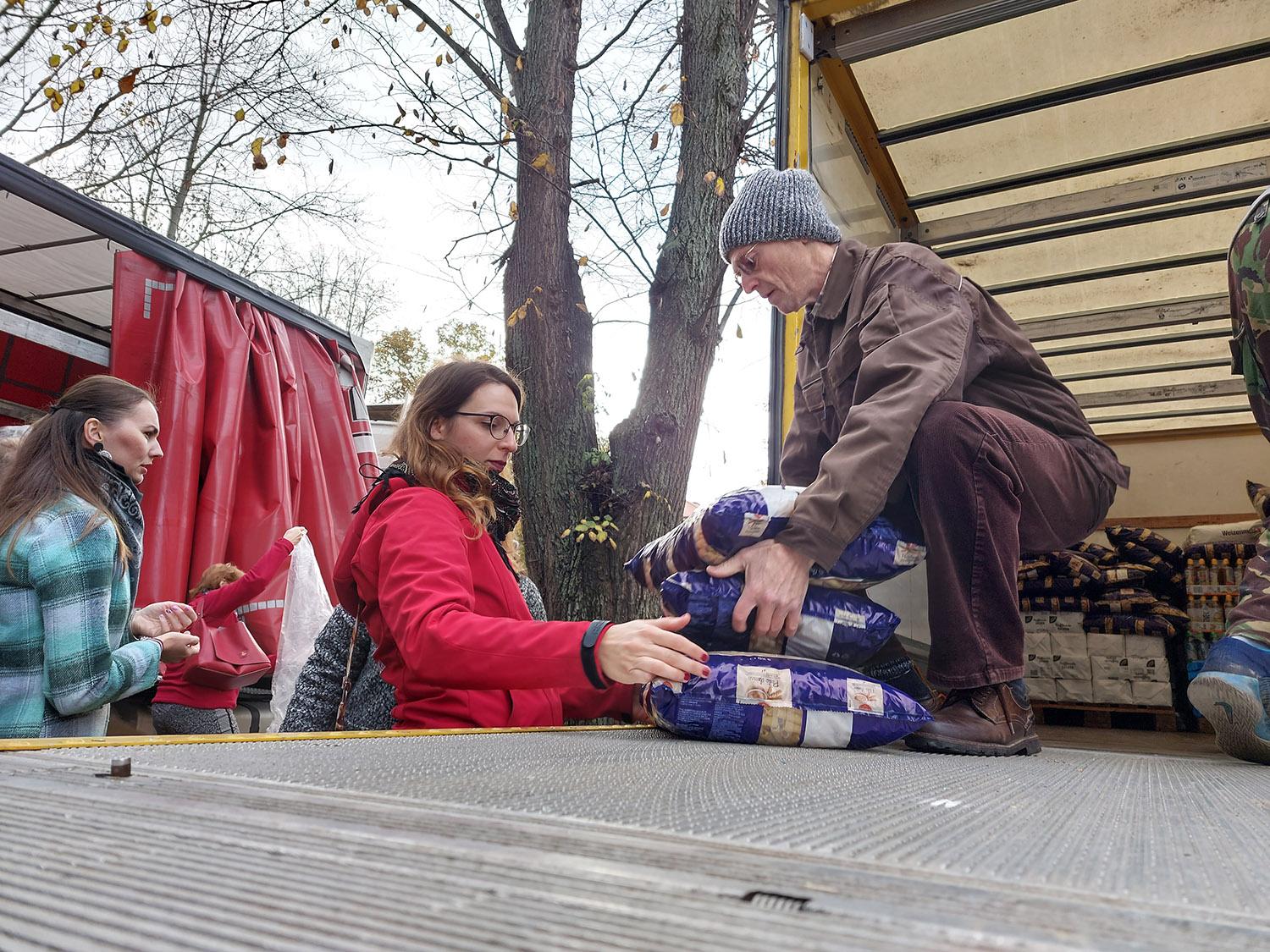 Mladí dobrovoľníci pomohli núdznym na Slovensku