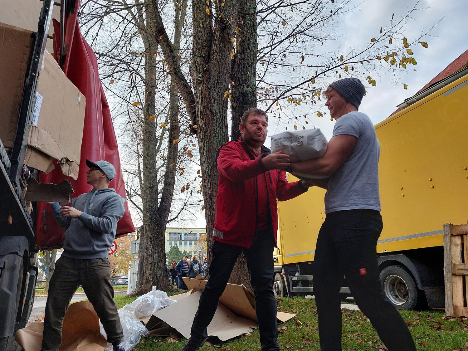 Mladí dobrovoľníci pomohli núdznym na Slovensku