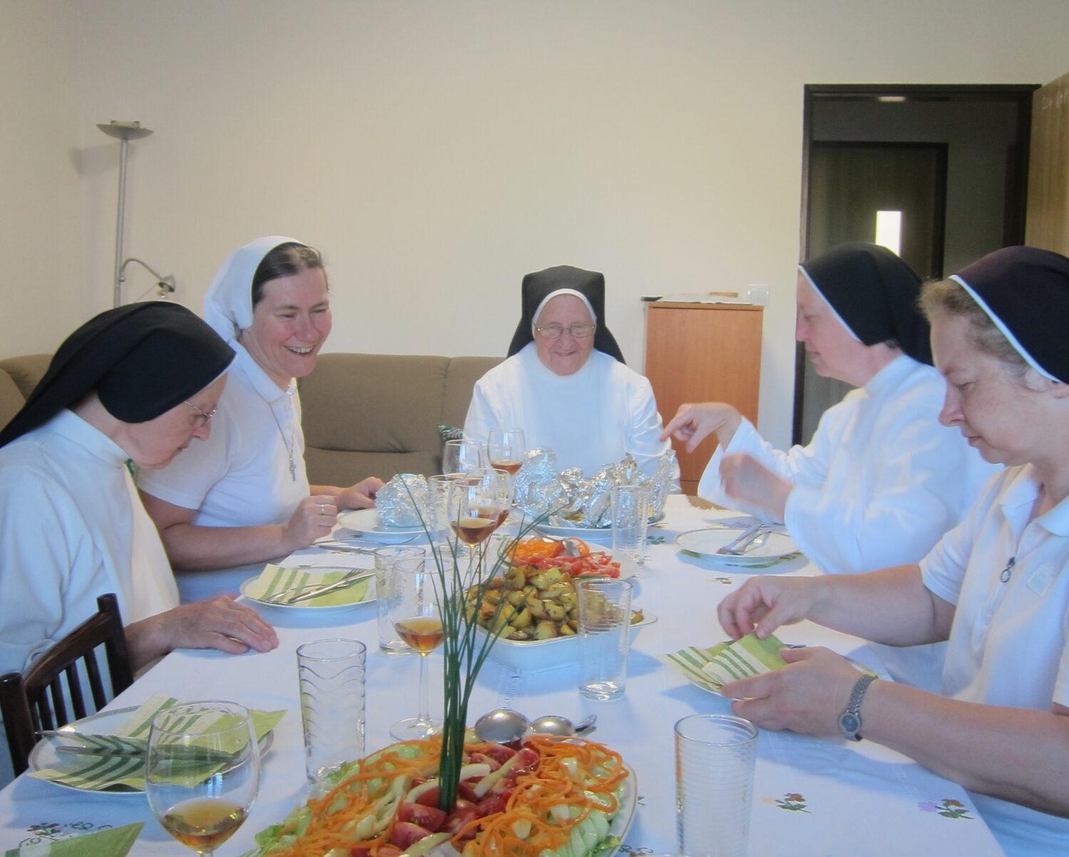 Dominikánka Karola Dravecká: Je toľko spôsobov, koľko je prijímajúcich, aby Ježiš v Eucharistii nezostal „väzňom“ v svätostánku