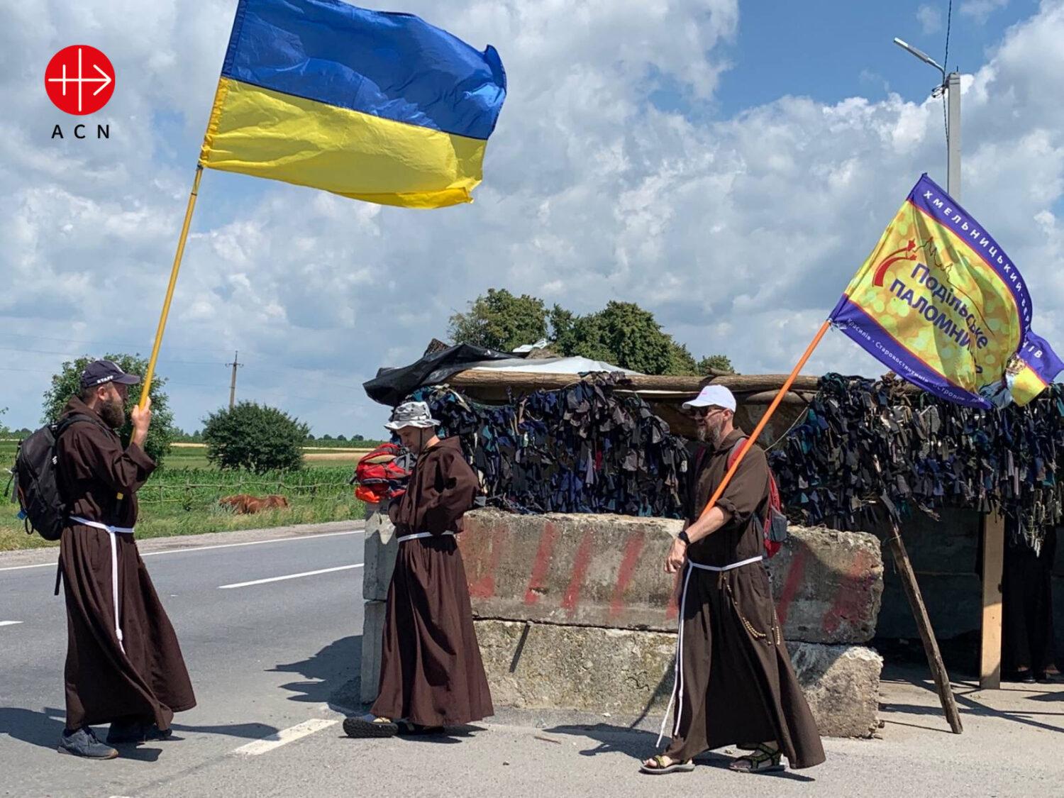 Prinášajú nádej / Sú medzi ľuďmi v uliciach. Kapucíni v Ľvove prinášajú Božiu blízkosť