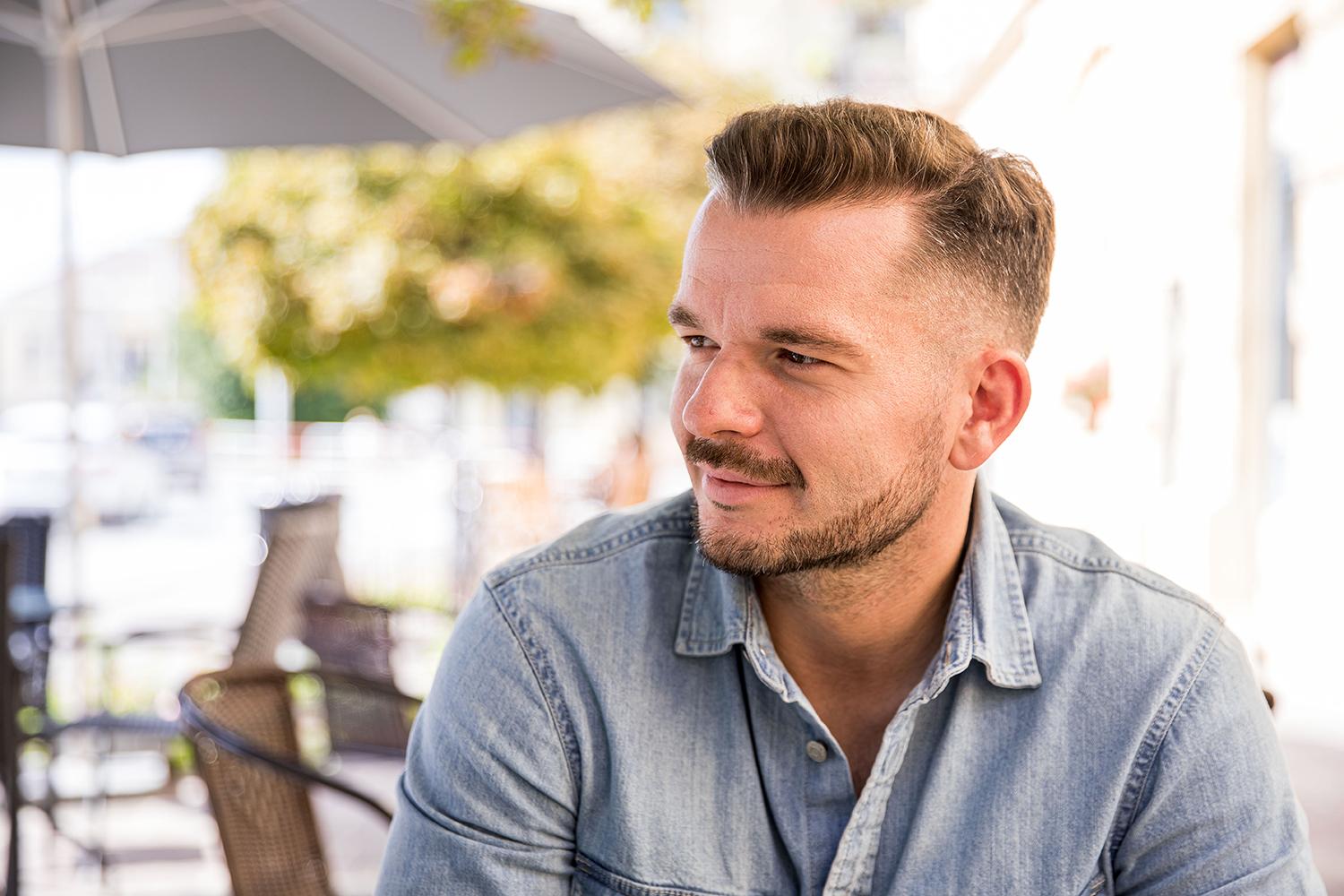 Spevák Štefan Štec: V piesňach je ukrytá pravda, ktorá sa dotýka duše človeka